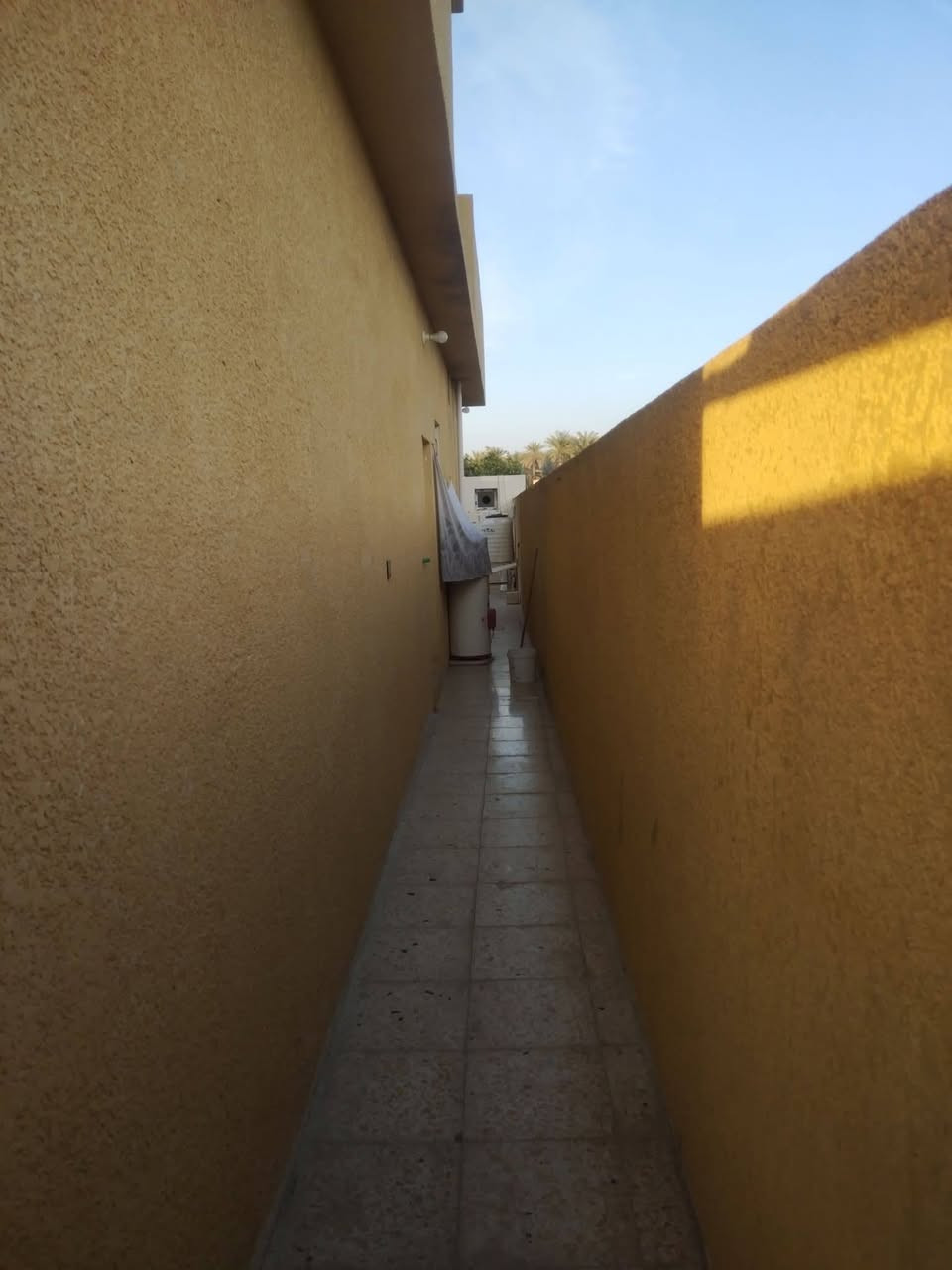 السلام عليكم بيت للبيع مساحه ٣٠٠ طابو زراعية ٢٥ السعر١٦٠ وبي مجال غرف نوم عدد ٢+مطبخ واستقبال والصحيات وصالي كبير العنوان جسر ديالي القديم منطقة التويثا يبعدعن الشارع العام ٥٠متر هاتف ***********
