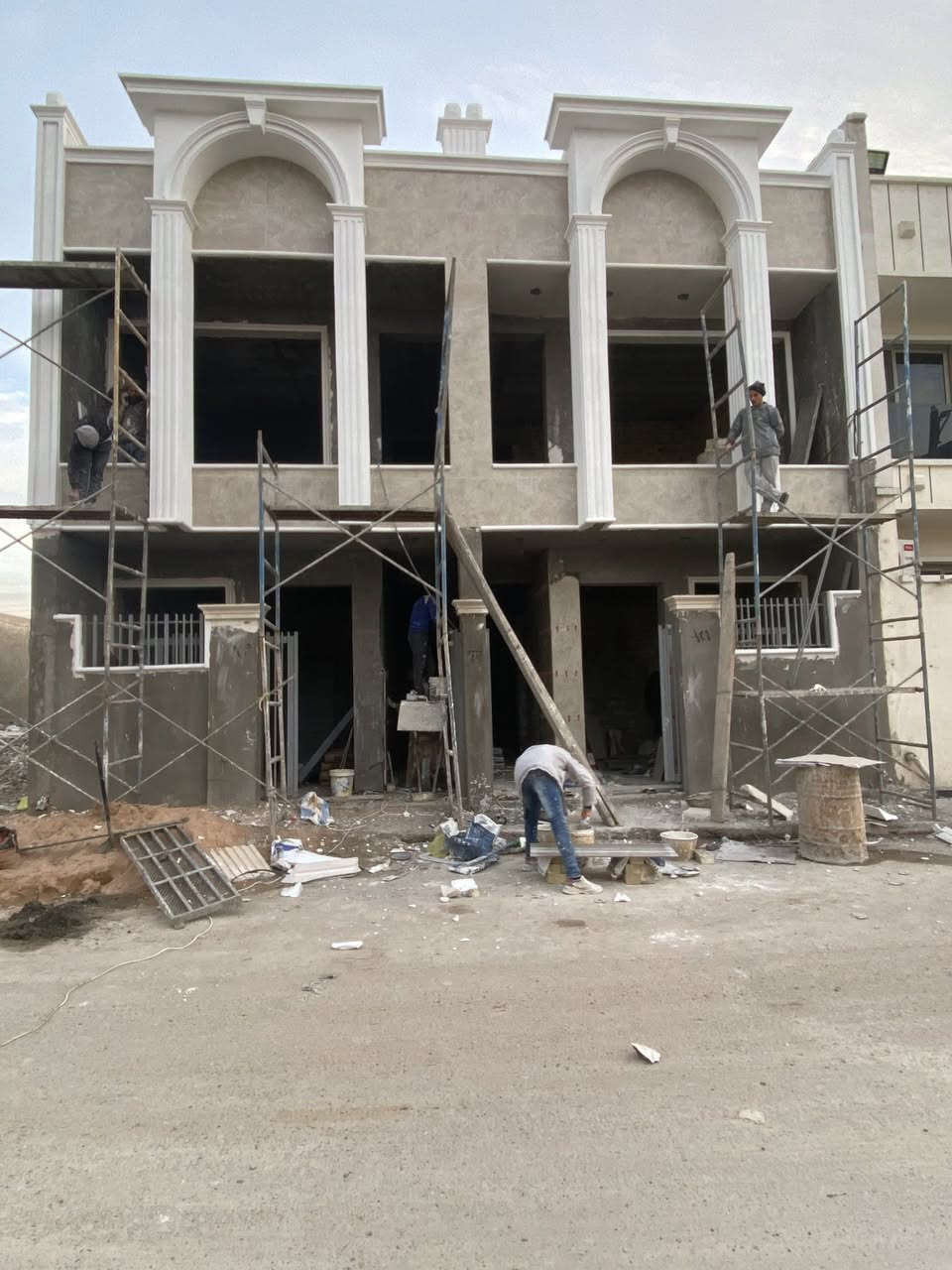 مفاجأة🌹
اقرأ الأخير واختار الي يناسبك

بيت العائلة تبني بعروض مخفضة اسعارنا تنفسيه من العالميه للمقاولات

1-عرض هيكل ب(180) ب (200 )ب (220)الف للمتر الواحد

2- عرض بيت كامل تسليم مفتاح (400) للمتر الواحد المناور لاتحسب في المتر 

💯💯💯💯💯💯

عرض تسليم مفتاح بسعر (400) الف دينار للمتر 

اولاً/ ورفع انقاضه وتسوية الارض وتهيئتها للبناء.

ثانياً / ارتفاع الدار

1. الطابق الأرضي (310 سم )

2. الطابق الثاني والثالث  (300 سم)

ثالثاً / مواد البناء

1. الطابوق جمهوري .

2. الاسمنت نوع جيد.

3. الرمل والحصى المغسول.

4. حديد تسليح عراقي نوع FFخاضع للفحص 

رابعاً /

1. تعديل الارض-

2. قشط وتسوية الأرض.

3. فرش تراب والسبيس(20)سم .

4. معالجة الأرض بمادة الكلوردين.

5. فرش طبقة من النايلون الزراعي

6. الصب:-

• الرفت: للبناء الفعلي بارتفاع 30 سم

• الاسس الشريطية: للأسيجة 

• البتلو- 10 سم

خامساً / الابواب والشبابيك

1. الابواب

• الباب الخارجي- حديد

• باب الاستقبال - قاصه

• ابواب الغرف- تركي اوخشب  صاج 

• ابواب الحمامات - المنيوم 

• ابواب المناور والترك البيتونه والمطبخ – الحديد.

2. الشبابيك

• فريم حديد والمقطع (P.V.C) مع عمل كتيبه حمايه بسعر (30) الف دينار للمتر المربع الواحد.

سادساً/ صب السقوف:- بالكونكريت الجاهز بمقاومة انضغاط (35 mpa)

سابعاً / المجاري

تتم المباشرة فيها من البنى التحية  وتتضمن:-

1- بوري حجم اربعه  انج نوع الامل الشريف او البركة.

2- تثبيت المنهولات واغطيتها 

3- ايصال انابيب تصريف الحما مات ومرفقاتها.

4- ايصال انابيب تصريف مياه الامطار من السطوح والمناور. 

ثامناً / اسالة الماء

1- نوع البوري ومواصفته / كوي تركي.

2- نوع الخلاطات  والحنفيات/ تركي. 

تاسعاً / الكهربائيات .

1- السويجات والبلكات نوع اديسون .

2- نوع السلك - نحاس 

عاشراً / السلالم ( الدرج )

1- نوع بناء السلالم / كونكريت مكسر. 

2- نوع بآيات السلالم / تركي  للبأيه والمراية.

3- نوع محجرات السلالم/ المنيوم.

الحادي عشر/ اللبخ والابياض / عمل بالمساطر كل (80) سم .

الثاني عشر / الارضية /الطابق الارضي والاول والبيتونه  بورسلين او كلشي عن لايزيد سعر المتر عن (9 الف ) الف دينار

الحمامات – سيراميك / هندي او يراني 

 المناور- ( حسب نوع  الأرضي )

الثالث عشر / جدار الحمامات والمطابخ

1- الحمامات-  هندي درجةاولى لسعر المتر ٩ الف

2- المطبخ -هندي درجه اولى لسعر المتر ٩ الف 

الرابع عشر / السطوح 

1- الاشتايكر

2- ملحقات الاشتايكر

3- فلانكوت طبقتين _ زفت _ الزميج _

   الخامس عشر / 

2- نوع الجام - 4 ملم حسب الاختيار.

 السادس عشر / الواجهات-(تحدد بعد التصميم)

هذه المواصفات تنجز بسعر(400)

دينار للمتر المربع الواحد ( ذرعة هندسية )

للتواصل زيارة مكتبنا العدل داخل مثلث الذهبي قرب جامع كامل العبود 

او الاتصال على احد الارقام التالية

***********

***********  

***********
