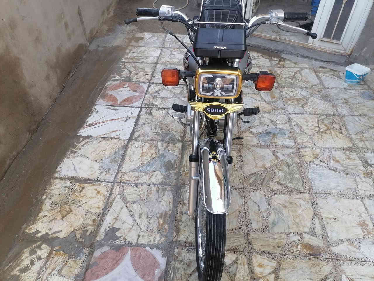 سلام عليكم دراجة تايكر البيع موديل 2023 طلعت 2024 بشهر السادس وراق اوصولي جاهز الترقيم وكيل عباس العارضي السعر 900 الف وبيه مجال بسيط تواصل واتساب *********** عنوان النجف كوفة قرب فلكة الدلال
