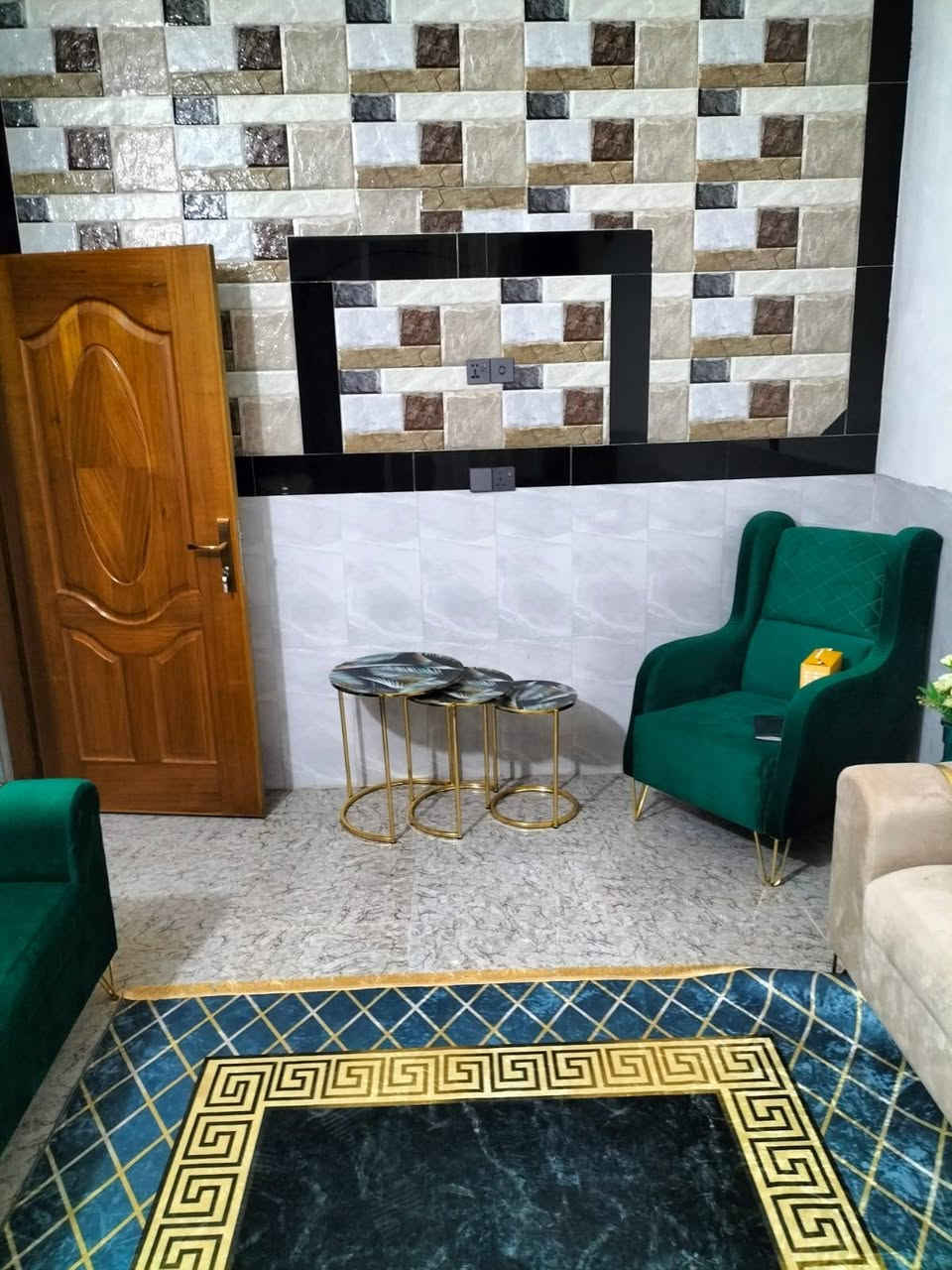 السلام عليكم 
دار للبيع زراعي سند 25 مساحة الدار 125 متر واجهة الدار 5 ونزال 25 ....بناء مسلح طابقين طابو صرف يتكون من كراج وخدمات خارجيه ومدخلين صاله ومطبخ وحولي وخدمات وغرفة نوم وترك وطابق الثاني غرفتين نوم وصاله وبيتونه وسطح مكانه الشرطة الخامسة شارع المدارس قرب مدرسة الاكرمين   للاستفسار ***********

