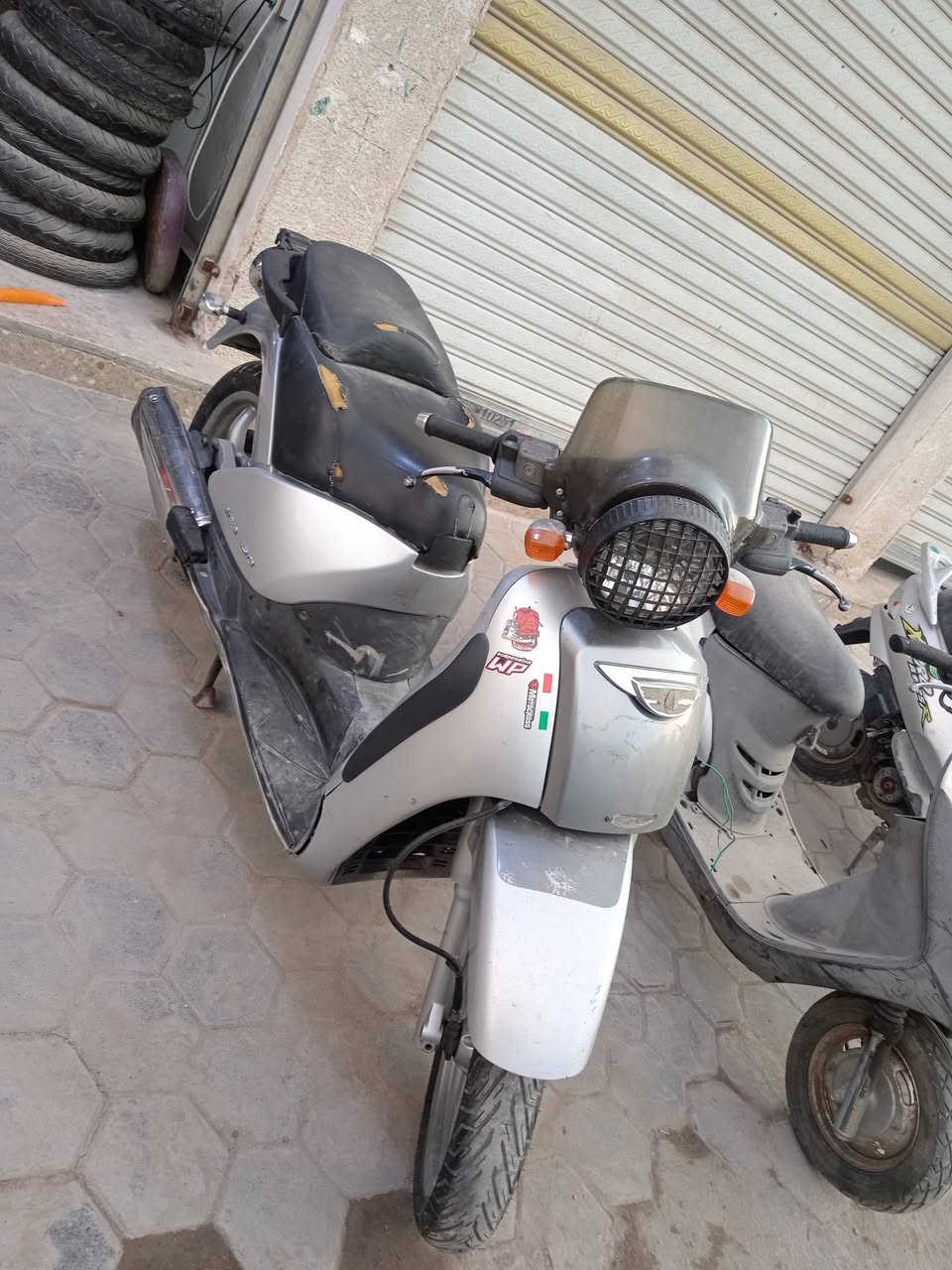 دراجه للبيع ياباني مال حاويه نكره سلف تشتغل بس تصعد حماوته وماعرف شبيه 
محركه ربع 250
ابيعه هل موجود مكاني كربلاء 
***********السعر ٥٠٠وبيه مجال حك الجيه
