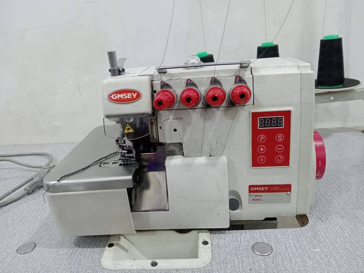 من رخصت مدير الكروب للبيع: ملكة السرفلة.. أوفر جمسي (GMSEY) صناعي نظيفة جداً وبسعر مناسب!
يا أهل الكار والذوق، للي يدور نظافة وعمل حقيقي، متوفرة حالياً ماكينة أوفر (سرفلة) ماركة جمسي الأصلية، غنية عن التعريف وبحالة الوكالة.
المواصفات اللي تريحك:
المحرك (الماطور): داخلي كاتم للصوت، يعني خياطة بهدوء وبدون ضجيج.
الاقتصاد: ما تسحب كهرباء (سحبها ربع أمبير فقط)، يعني تشتغل حتى على أصغر مولدة.
 وسريعه ومكان الإبرة.
الأداء: تخيط كل أنواع الأقمشة (الناعم والخشن) وبسلاسة عالية.
النظافة: الماكنة مخدومة ونظيفة جداً وجاهزة للشغل مباشرة.
علماَ تحتوي على5خيط 
المكان: بغداد.مدينه الصدر 
للاستفسار أو الشراء: (***********).
