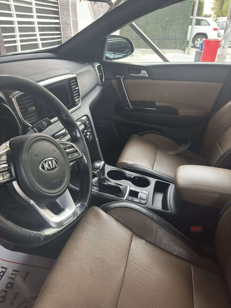 السلام عليكم
سبورتج 2020 sx 
فول واحد ع واحد اعلى فئه بالسبورتج 
باسمي تحويل ثاني يوم
بانوراما 
بصمه
تبريد تدفئه بالكشنات 
جلد لون مميز
وارد امريكي حادثها تخريب من امريكا ومصبوغه قطع 
ماشيه 50 الف
محرك 2000 تيربو 
رايدها ب158 وبيها مجال بيع فقط 
ومكانها بغداد الوزيريه 
وهذا رقمي ***********
