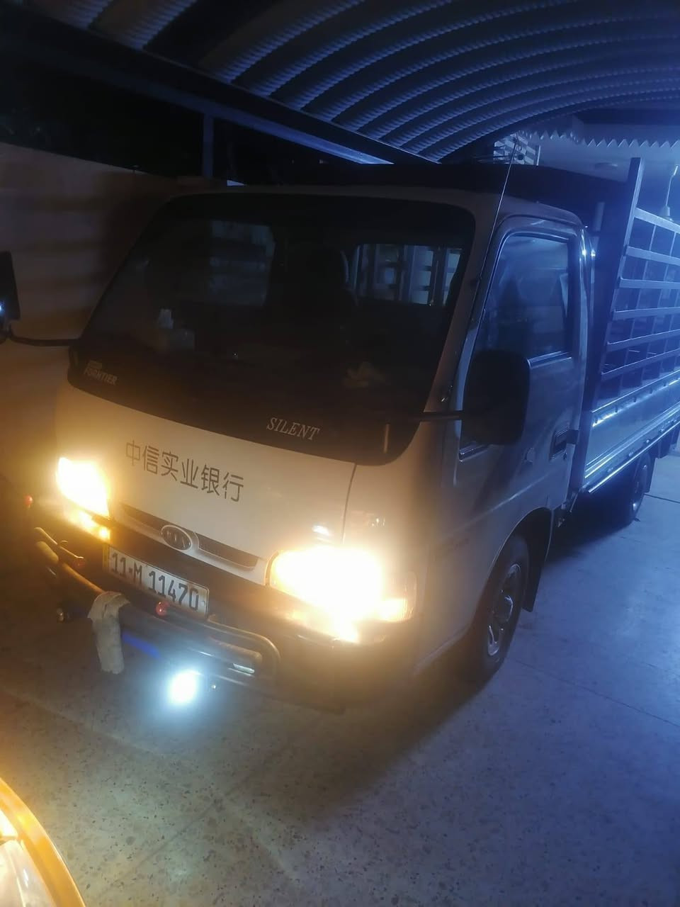 السلام عليكم كيا حمل للبيع السيارة خير من اللة صدر تخم تاير باتري كير مكينة داخل كولة جديد 
الاتصال ***********
