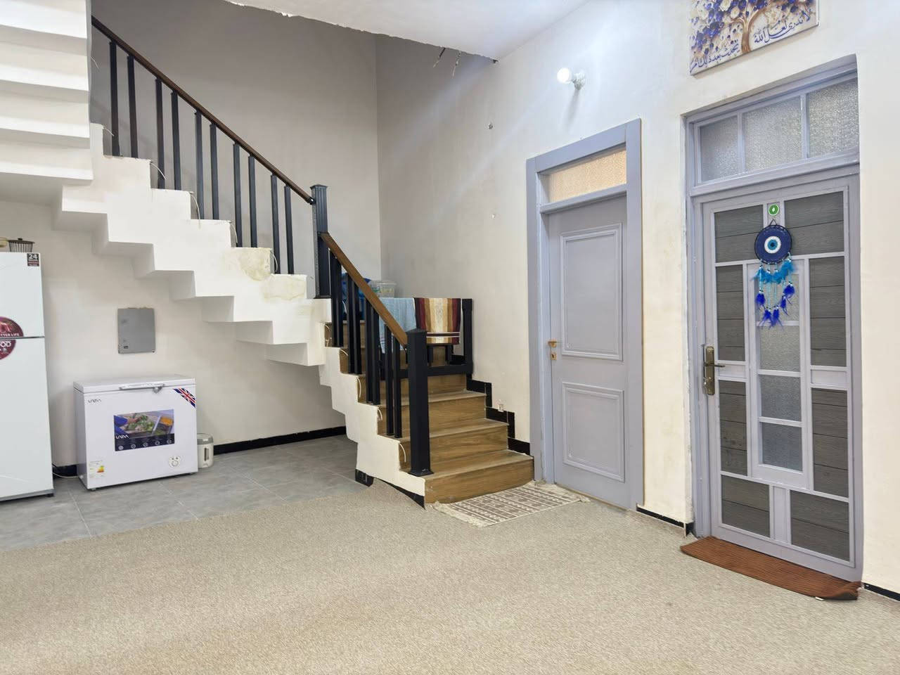 دار زراعي للبيع مساحه ١٨٠م في منطقة الصخيين بعد جسر يبعد عن الحولي ٨٠م بناء درجه أولى بناء طابوق وسقف كونكريت عالي عن شارع شارعه ١٠م تصميم نضامي 
يتكون من غرفتين وديوانيه كبيره وصاله ومطبخ وصحيات داخليه وخارجيه ستاره ٢ م وسطح شتايكر وبيبان وشبابيك تفصال درجه اولى 
خدمات ماء وكهرباء ومدارس
لل استفسار اتصل على 
***********
