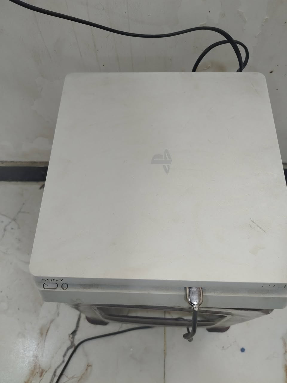 سلام عليكم بلي فور سلم مامفتوح لوك ستيكر جديد يلهث يجي وياه يدتين وقرصين ماعرف اسمهن وقرص راغنروك نضيف ويجي بي حساب بي 31 لعبه كلهن قويات موجودات بل فديو ب 220 بي مجال قليل كلش مكان نجف بل كوفه رقم ***********
