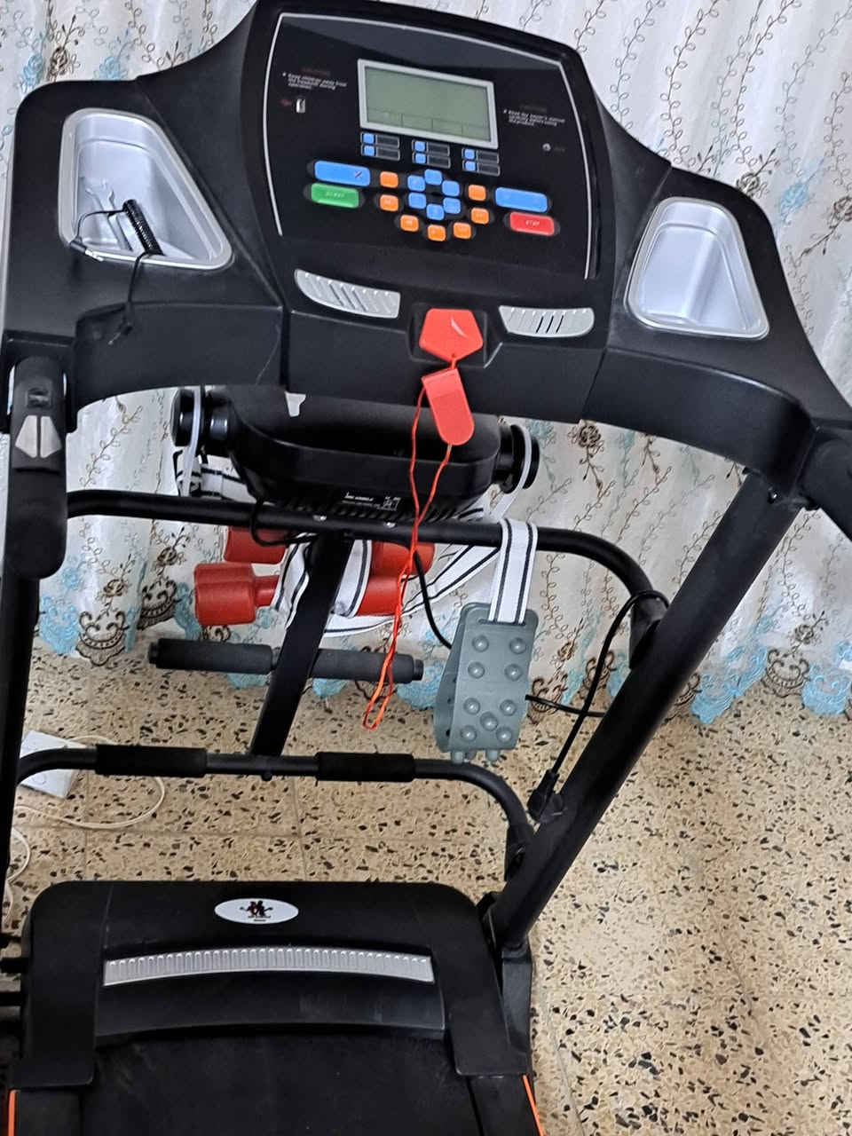 جهاز جري  star Baghdad fitness- 120k
 شاشة لمعرفة السعرات الحرارية
 قياس نبضات القلب
 المسافة المقطوعة 
الزمن المقطوع 
 مفتاح امان للاطفاء الفوري
 سرعة عالية 11.0
 رجاج تكسير شحوم
 شناو بطن اواكس
قرص دوار 
دمبلصات 1k عدد اثنين
 بلوتوث -شاحن موبايل- شاحن حاسبة
الاستعمال: اسبوعين تقريبا
 سعره 400 الف 
العمارة متوفر توصيل محافظات
ما متواجد على الفيس التواصل على ***********
