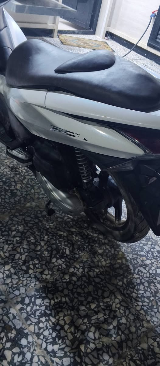 السلام عليكم دراجه. PSXجيل الاول حساس زدحام
مكينه 150  دراجه تخبل مكينتها ناعمه مثل ما موضح بصور سعر ،1300 بيها مجال لشراي العنوان بغداد المعامل الباويه ***********
