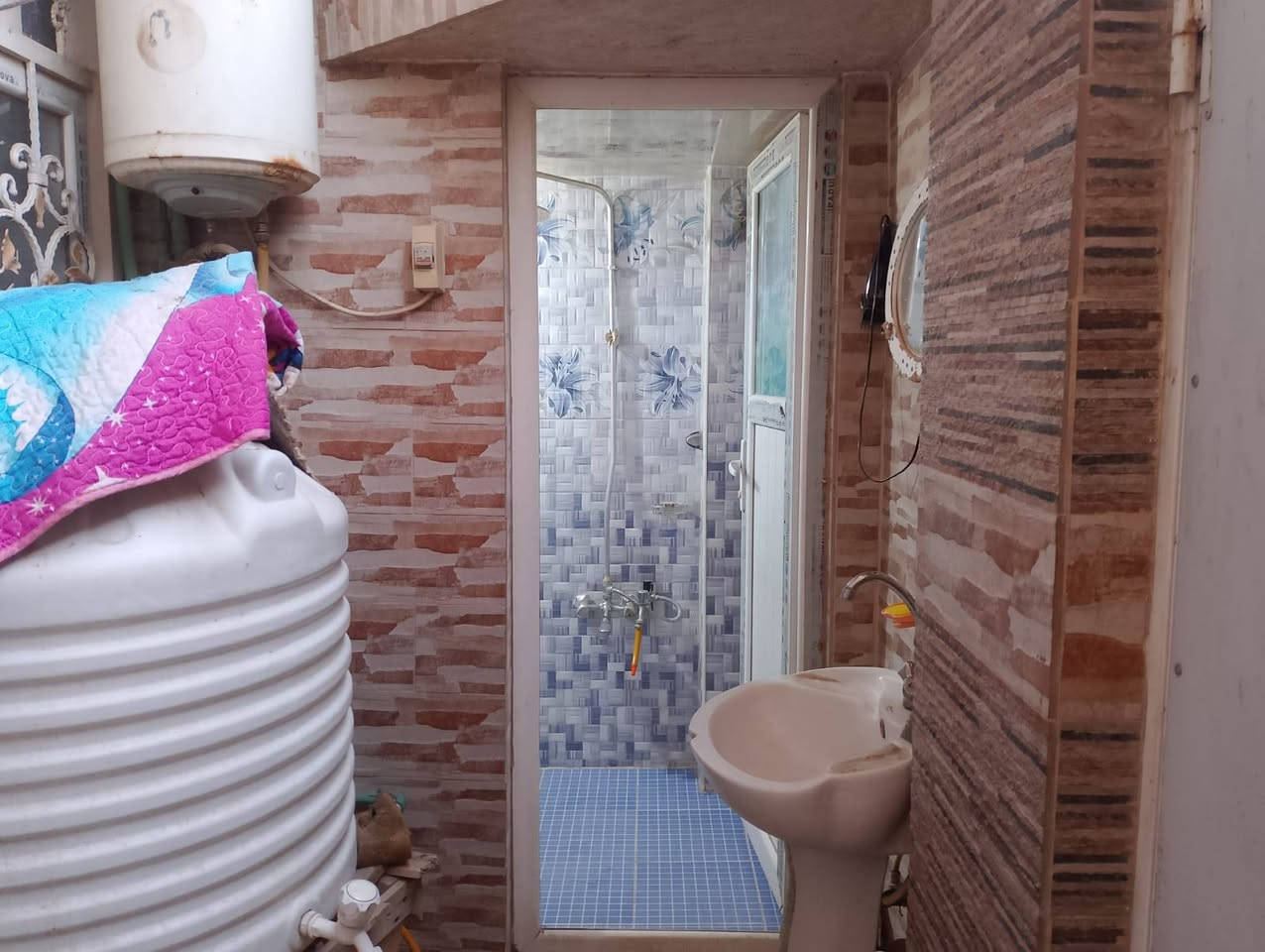 سلام عليكم بيت بل قوس هنديه بناء درجه اوله طابقين كونكرين مسلح بي 3 غرف نوم تصال او خاص بل مكتب سعر 40 تصال ***********
