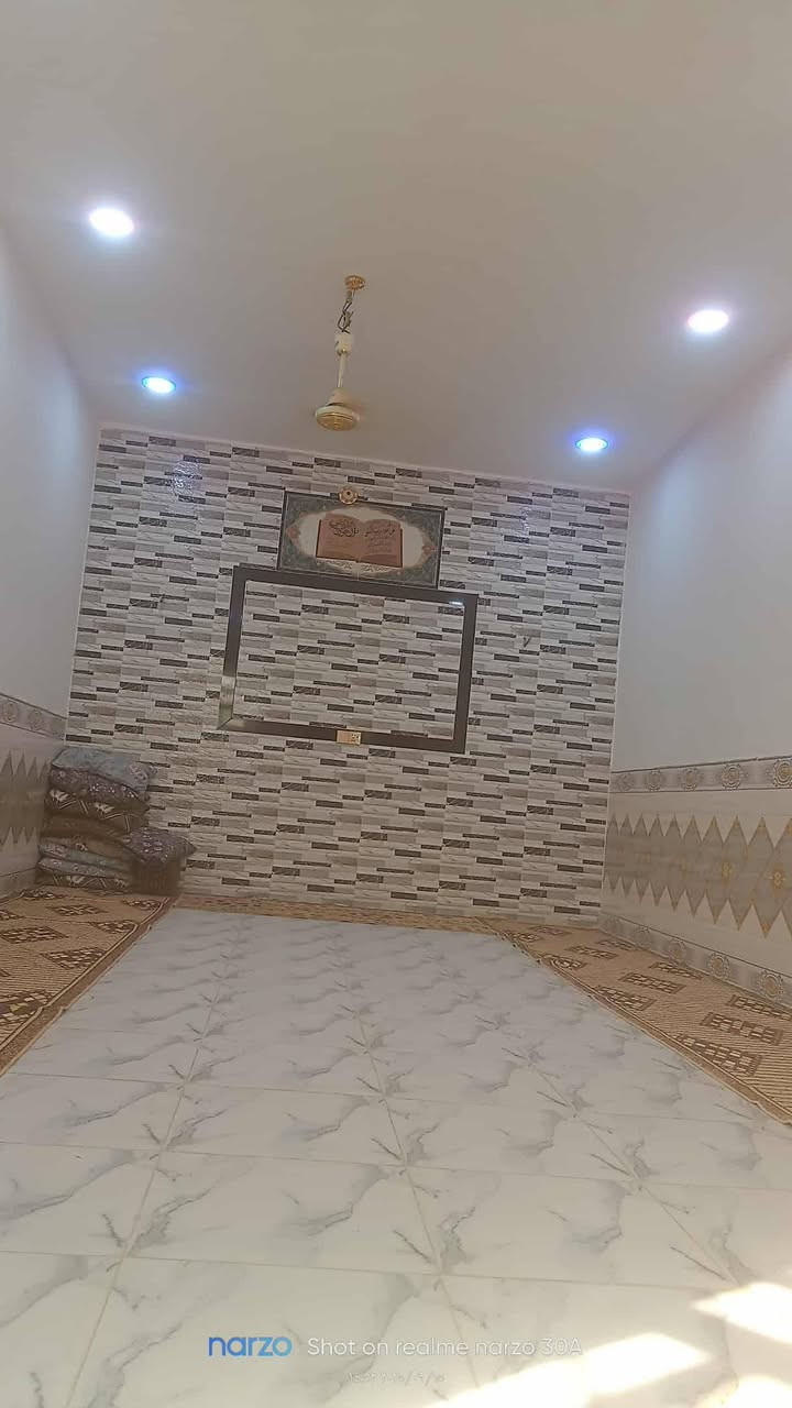 بيت جديد البيع قريب على شارع تبليط كافت خدمات مساحة 250,متر منطقة سميلات بي غرفتين  وصاله ومطبخ وديوانيه الاتصال ***********
