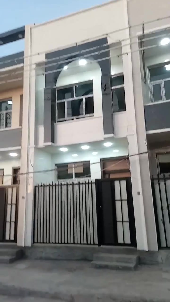 80 متر العدد 3 تونات بناء درجه اولى فول الغزاليه للبيع 
  يحتوي الدار على صاله + مطبخ + غرف نوم عدد 3 + صيحات عدد 2 + مخزن كبير للأستفسار مراجعه مكتب الفهد للعقار او الاتصال ***********

