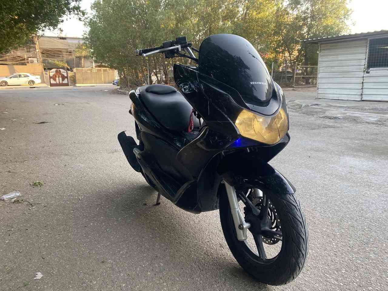 سلام عليكم عندي دراجة pcx حجم 150iياباني اصلي جيل الأول ستان كهربائي حساس ازدحام شلعه معدل مكينة كله جديد مكان بغداد الرصااااافه السعرررر مليون  للاتصال ***********
