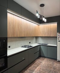 مطبخ عصري يجمع بين الأناقة والعملية بتصاميم تناسب جميع المساحات. خامات...