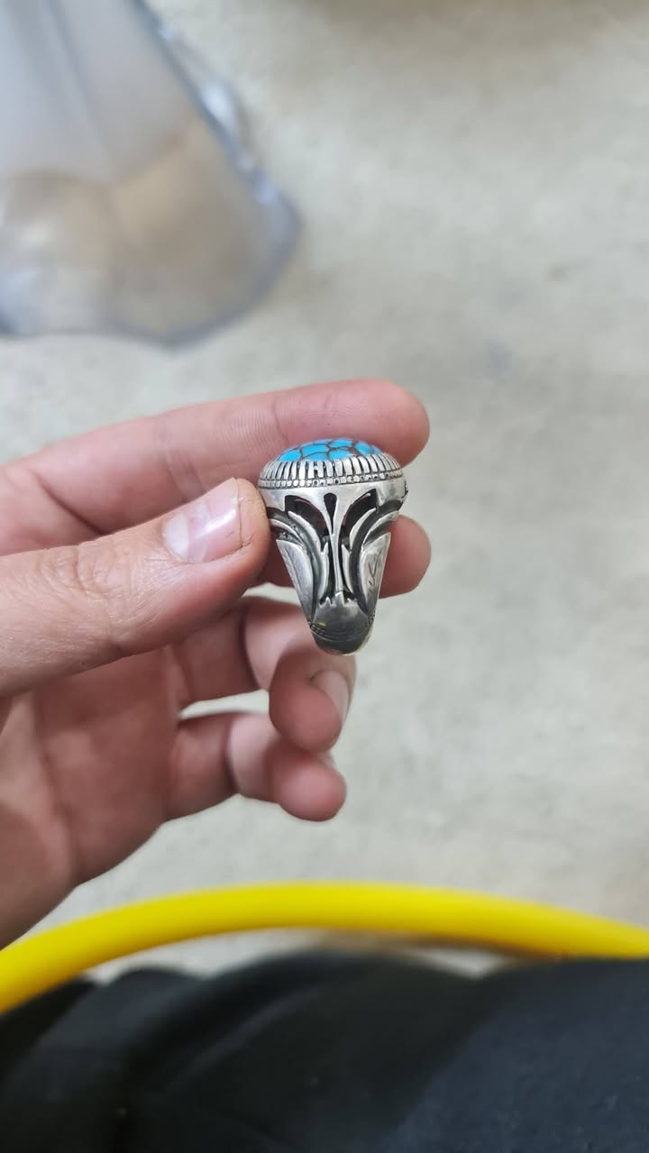 للبيع خاتم فيروزي سينائي اصلي حجم ثقيل ٢٠٠ الف
يوجد توصيل 
*********** واتس
