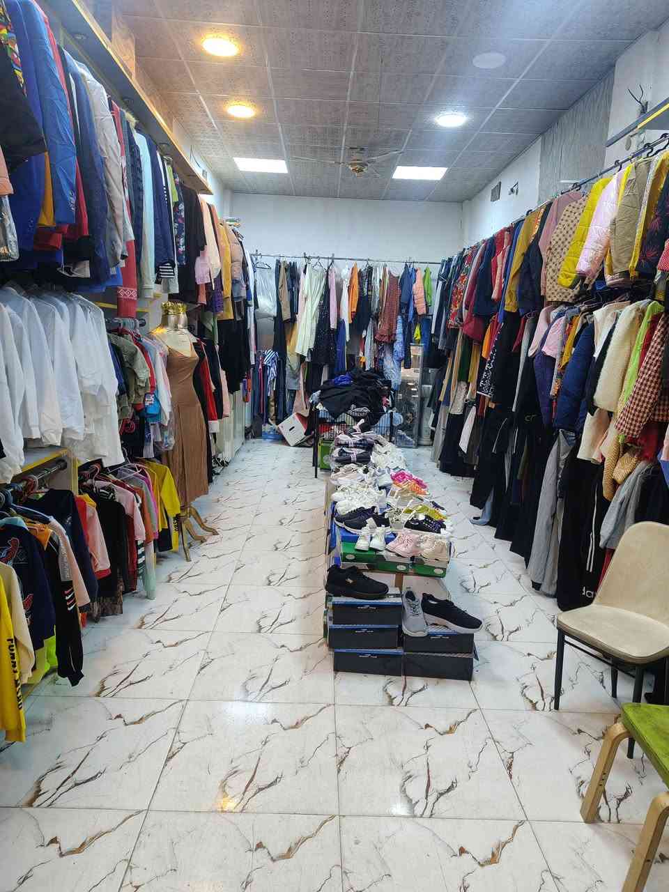 محل للبيع مع كافه ملحقاته... ملابس درجه أولى...احذية.. جنط..سبلت..ثلاجه...جام خانه...فاترينات.. مغسله...ميز مكتبي....المحل جاهز سقوف ثانوية ...انارة ...سيراميك...دخل خير من الله.....العنوان كربلاء حي الميلاد مقابل ماركت المعالي....موقع تجاري.. اتصل على الرقم ***********...أو ***********..مكلف بالنشر
