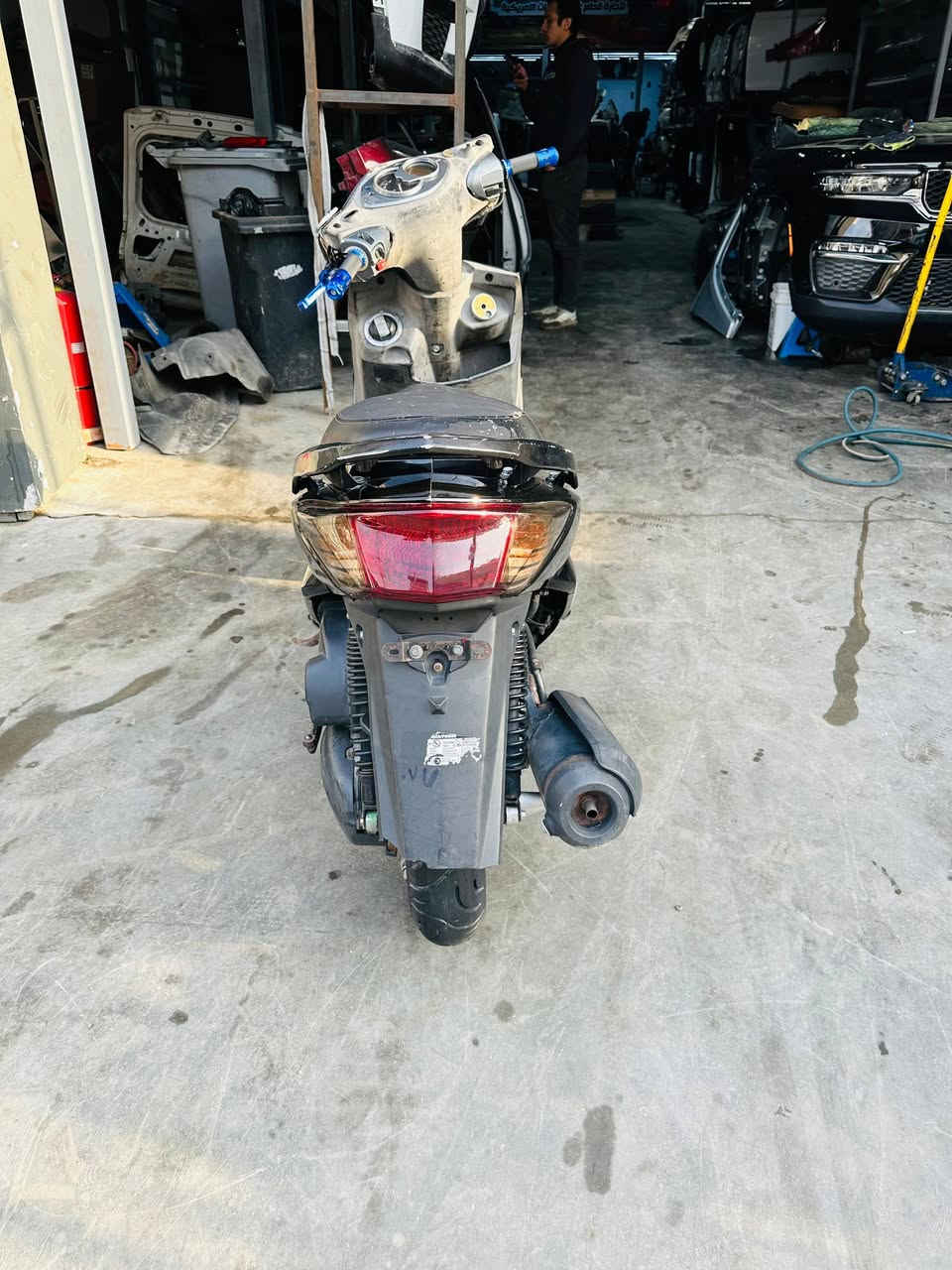 السلام عليكم شباب دراجة سكنس فحل للبيع دراجه جديده احله من الصوره كامله مكمله برغي نقص مابيه الدراجه بلاديه 
السعر 900 وبيه مجال 
***********
