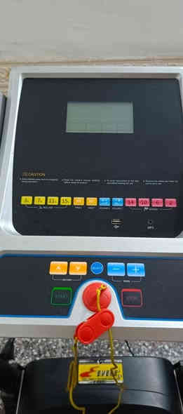 جهاز جري جبلي (Incline) نوع EVERE – فرنسي الصنع
الحالة: مستعمل / نظيف جدًا

المواصفات:

خاصية المشي والجري مع الانحدار (جري جبلي)

يحتوي على حزام تكسير الدهون 

مرفق دمبلز للتمارين

شاشة عرض: السرعة – الوقت – المسافة – السعرات – النبض

مستويات سرعة متعددة
السعر 300 الف
موجود في بغداد
للاستفسار التواصل واتس
***********
 

يتحمل وزن لحد 160 كغم 

موتور قوي 3.5 HP

قابل للطي مع عجلات للنقل
