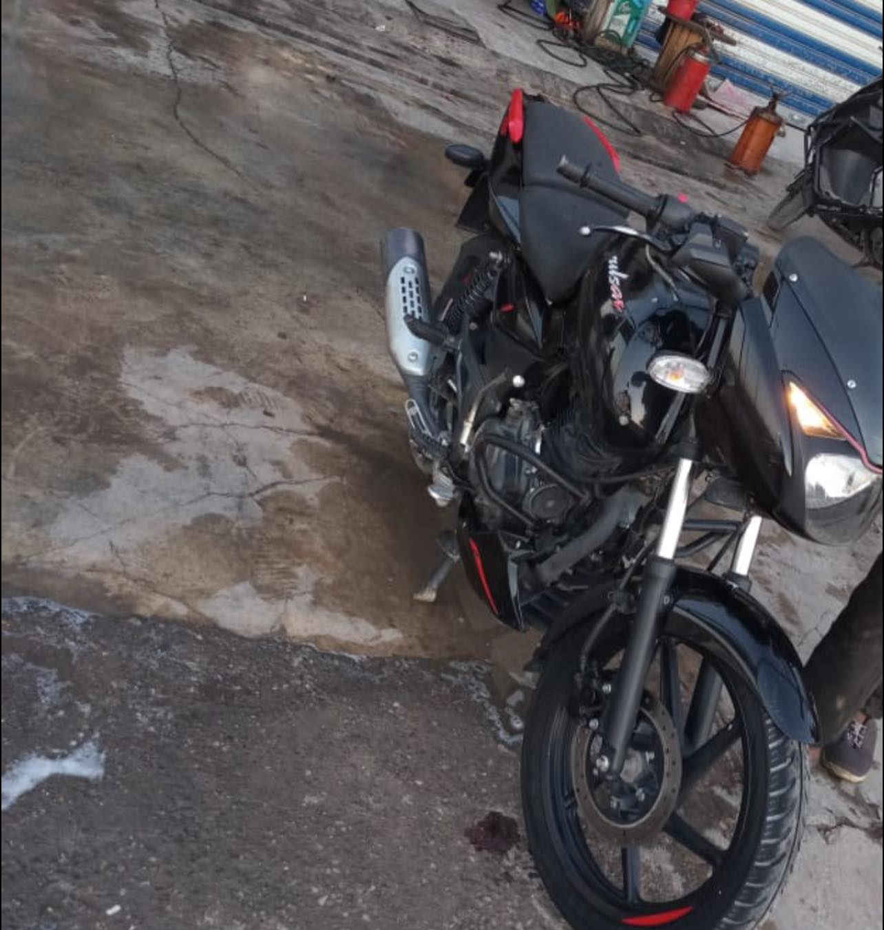 سلام عليكم دراجه للبيع مود2021 كفاله عامه ربع متصرف عليه الدراجه بلاديه سبانه ممدوده عليها سعر 850 عنوان ديالى بعقوبه ***********
