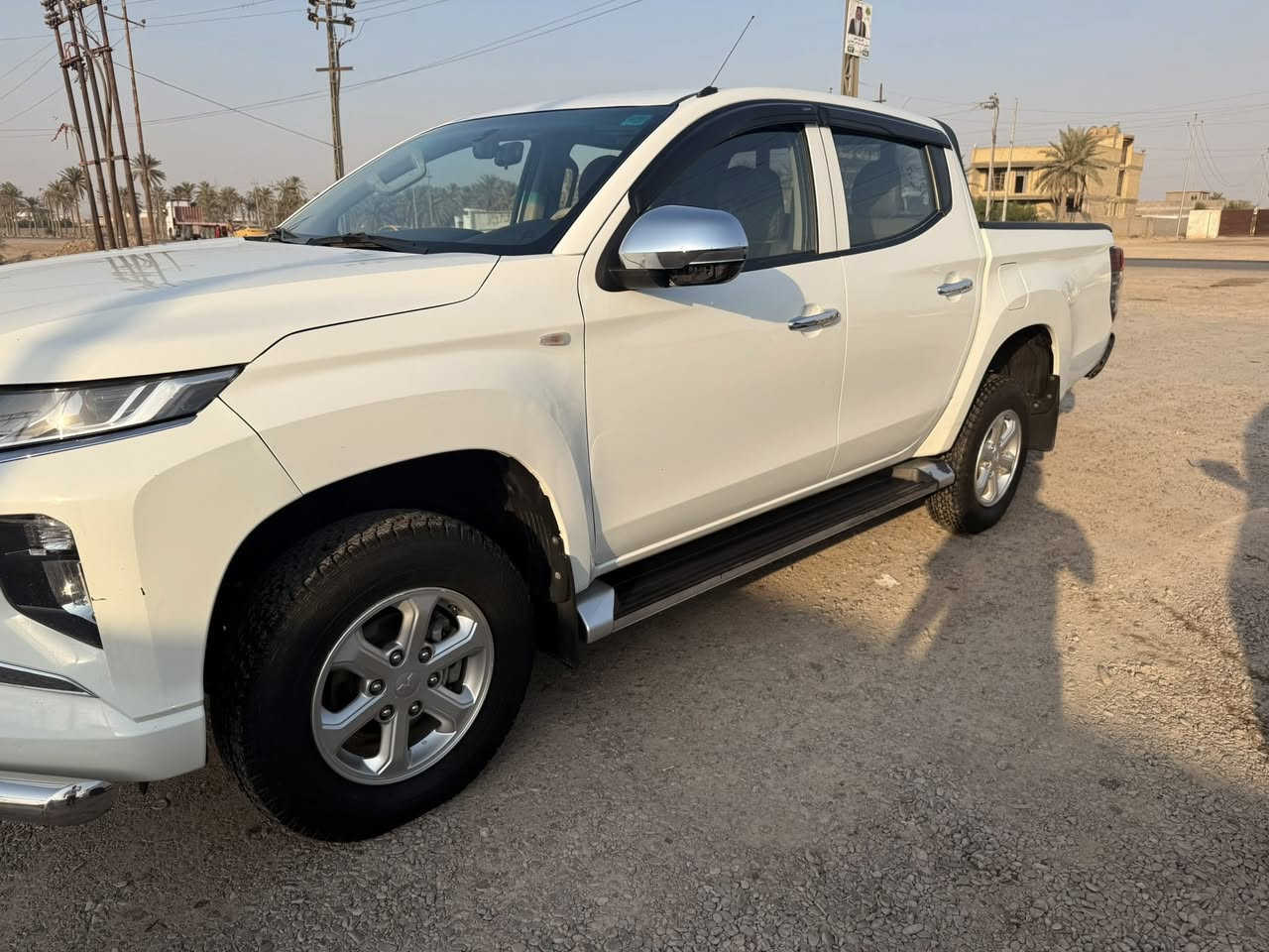 للبيع بيك أب ميتسوبيشي موديل 2022
✔️ بنزين
✔️ فور ويل (دبل قمارة) 
✔️مكفولة بيه مكانين بارد 
✔️ رقم بغداد بسمي 
السيارة نظيفة جداً استخدام شخصي 
📍 الموقع: بغداد – المعامل
💰 السعر: 197 بيه مجال
📞 التواصل خاص أو اتصال
***********
