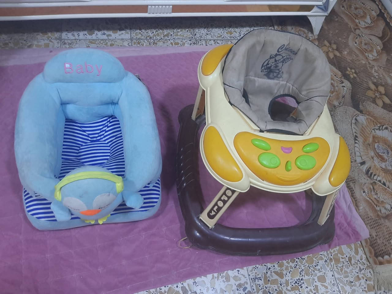 للبيع مقعدطفل وحجله تواصل عل رقم بي واتساب***********
