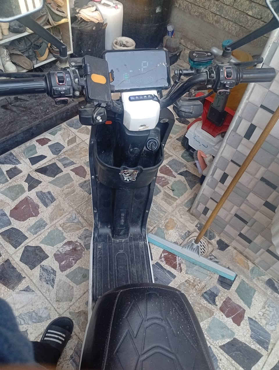 سلام عليكم دراجة R9 للبيع 
(نقصه فقط شاحنة) 
(5بطاريات دبل كبار)
(كهربائيات شغاله)
(سماعات بلوتوث 2 خارجيات)
دراجة شغاله وحلوة تجي وشوفه
سعره 290 بيه مجال قليل
مكاني بغداد مدينة الصدر 
شراي اتصل ***********
