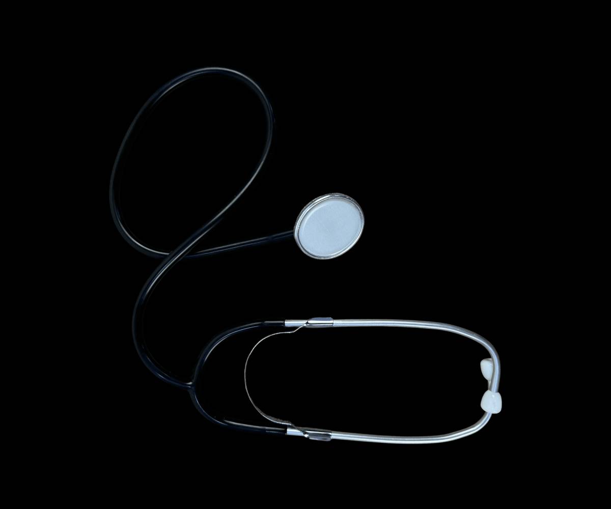 جهاز قياس ضغط الدم الإلكتروني بدون زئبق مع سماعة

الاستخدامات

يُستخدم لقياس ضغط الدم بدقة عالية في المنازل والعيادات والمستشفيات.

مثالي للأطباء والممرضين وللاستخدام الشخصي في متابعة ضغط الدم يوميًا.

يساعد في اكتشاف ارتفاع أو انخفاض الضغط بشكل مبكر للوقاية من المشاكل القلبية.

المميزات

تصميم حديث خالٍ من الزئبق للحفاظ على البيئة وسلامة المستخدم.

شاشة عرض واضحة بتدرج رقمي حتى 300 mmHg لقراءة دقيقة وسهلة.

يعمل ببطاريات (3 × AAA) مع مؤشر تنبيه لتبديل البطارية.

زر تشغيلإيقاف مريح وسريع الاستخدام.

أنبوب ومضخة قوية لضخ الهواء بسهولة مع صمام تحكم ناعم لتفريغ الضغط.

سوار يد متين ومقاس قابل للتعديل مع قماش ناعم مريح للبشرة.

هيكل متين من البلاستيك عالي الجودة مع غطاء حماية عند التخزين أو النقل.

يشمل سماعة طبية عالية الحساسية تساعد في الاستماع إلى نبضات القلب وتحديد ضغط الدم بدقة أكبر.

محتويات الصندوق

- جهاز قياس ضغط الدم JM MDF.
- سوار يد مع أنبوب هواء.
- مضخة هواء مطاطية.
- سماعة طبية.
- دليل الاستخدام والتعليمات.

الملاحظات

يعمل ببطاريات 3 × AAA (غير مرفقة).

يُنصح بإزالة البطاريات في حال عدم الاستخدام لفترة طويلة.

لا يُستخدم مع مواد تنظيف عضوية أو سوائل حافظة.

يُفضّل حفظ الجهاز في مكان جاف بعيد عن أشعة الشمس المباشرة.

قياس الغلاف: طول 35 × عرض 11 × ارتفاع 8 سم.

🔹 ملاحظة مهمة: المنتج غير متاح للشحن إلى إقليم كردستان، نعتذر من عملائنا الكرام هناك ونشكر تفهمكم.


التوصيل مجاني 