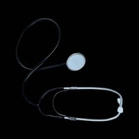 جهاز قياس ضغط الدم الإلكتروني بدون زئبق مع سماعة  الاستخدامات  يُستخدم...