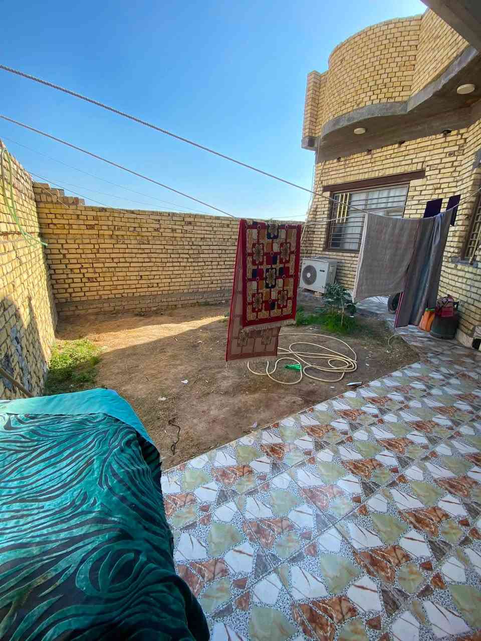 سلام عليكم للبيع بيت مساحه 200م طابو اسهم طابق واحد غرفتين دوانيه  وصاله مفتوح عل مطبخ +حديقه وكراج صحيات داخليه وخارجيه +بناء حديثه سنه بناء 2023 صب مسلح درجه اوله الاتصال عل *********** 
سعر 180 مليون قابل للتفاوض
