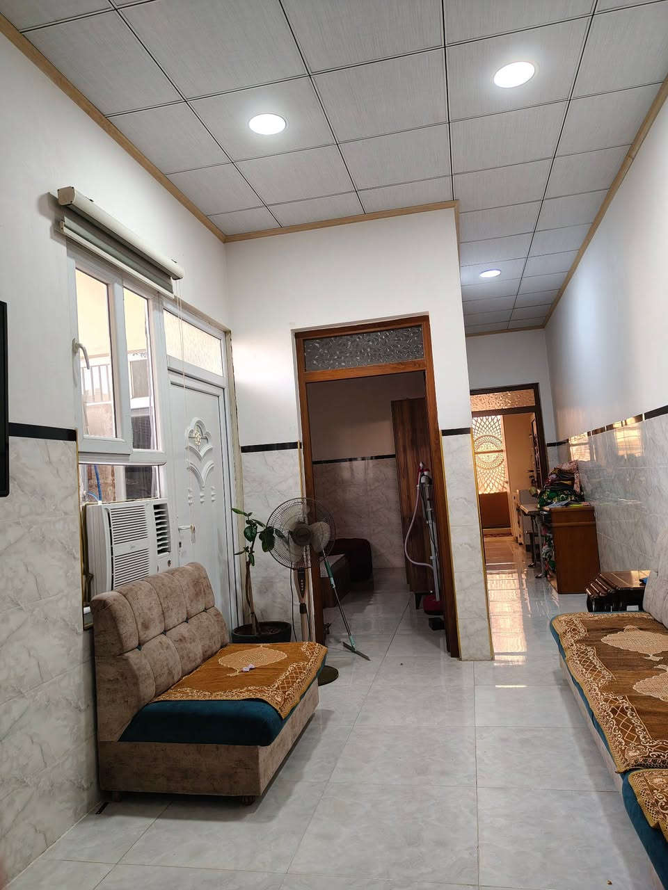 بيت للبيع في حي الميثاق فرع جامع المهيمن مساحه 125واقع حال 150بيه غرفتين نوم وهول واستقبال ومطبخ وبيتونه ومناور اثنين وبيه فضله نهايه البيت حديقه طابق واحد سند طابو معامله التحويل ماشي بيها الاتصال على ***********
