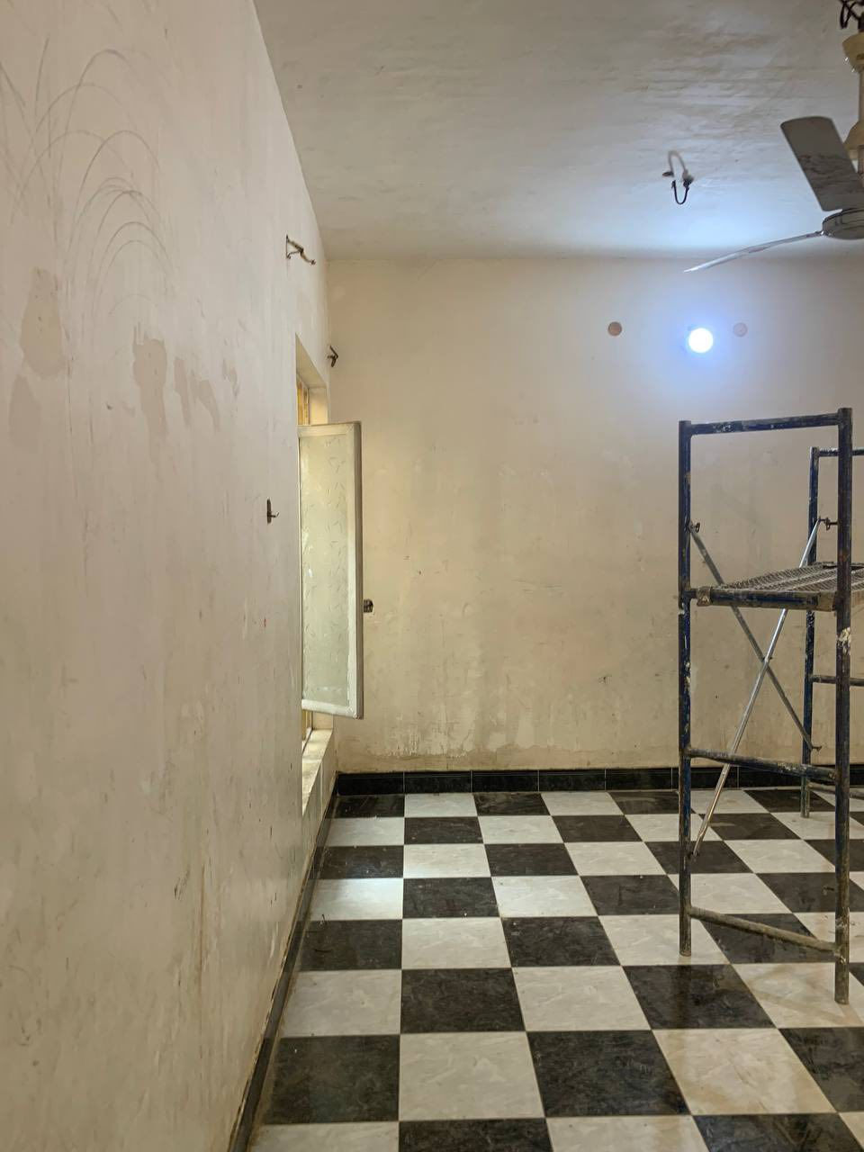 السلام عليكم عمل صبغ داخل وخارج +صبغ حديد +عمل جام درجة اولى ‭0777 423 7362‬
