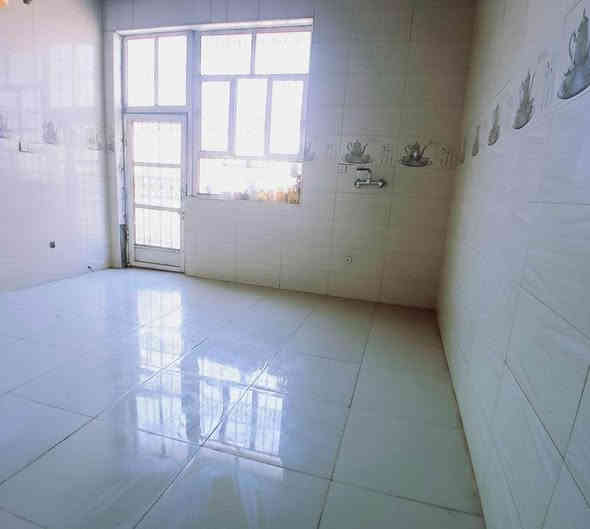 بيت مساحه ٢٠٠م واجهة ١٠ ونزال ٢٠بناء ٢٣ طابو زراعي سند ٢٥ وبي وصل معاملة تحويل جنس عقار 
محولة انترنت  المشروع الوطني مقابل الباب بالضبط وعن قريب محولة تنشد بالركن 
 البيت في ابي غرق شارع الامام حي السلام قطع هيثم الجبوري ثالث فرع ثاني بيت بعد الركن 
محتويات البيت غرفتين نوم الاثنين نفس القياس 4*4ونص وصالة مساحتها 5*8 واستقبال 5*6 ومطبخ 4ونص*4ونص  البيت مثل ما مبين بالصور بي نواقص   والدرج الواحهه موجودة والازارة 10سم أيضا موجودة  
نواقصه
بوب وأرضية كراج وواجهه والسطح فقط مزفت ينباع بنواقصه ياااريت فقط الشراي يتفضل يراسل أما الدلالين والي يجي ويسوالف بالمواقص بيجي افضل 
السعر 85 وبي مجال بسيط 
80 ما ابيع اخوان بلا احراجات بارك الله بيكم
رقمي *********** الهندية
