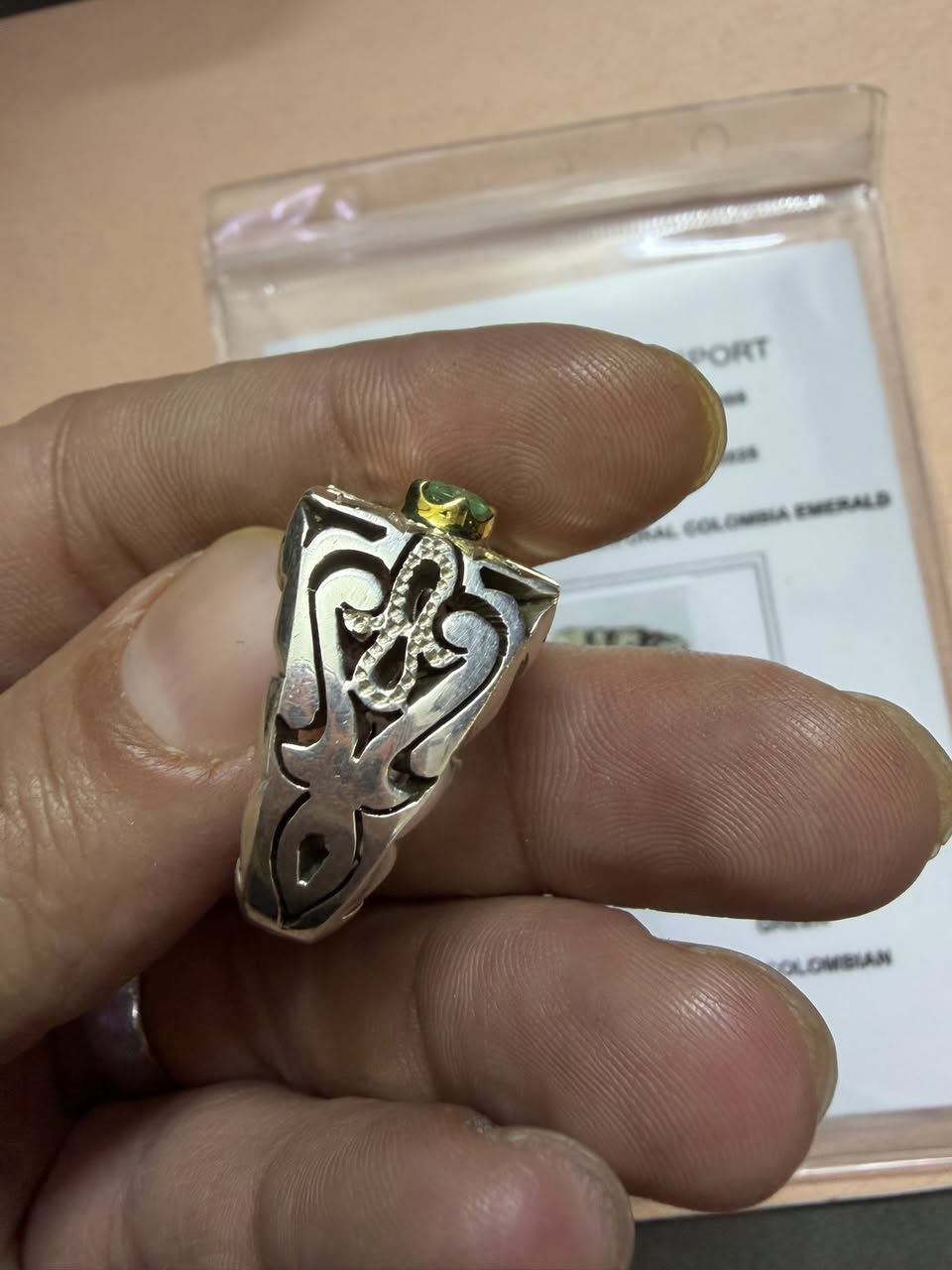 السلام عليكم احبتي
خاتم زمرد كولمبي وياه شهادة المنشأ للبيع 
حجر قيراط ونص تقريباً صياغة ثقيلة تحفة ١٨،٥ غرام 
مكاني بغداد
الشراي يتصل ***********
 او يتواصل واتساب او مازنجر
