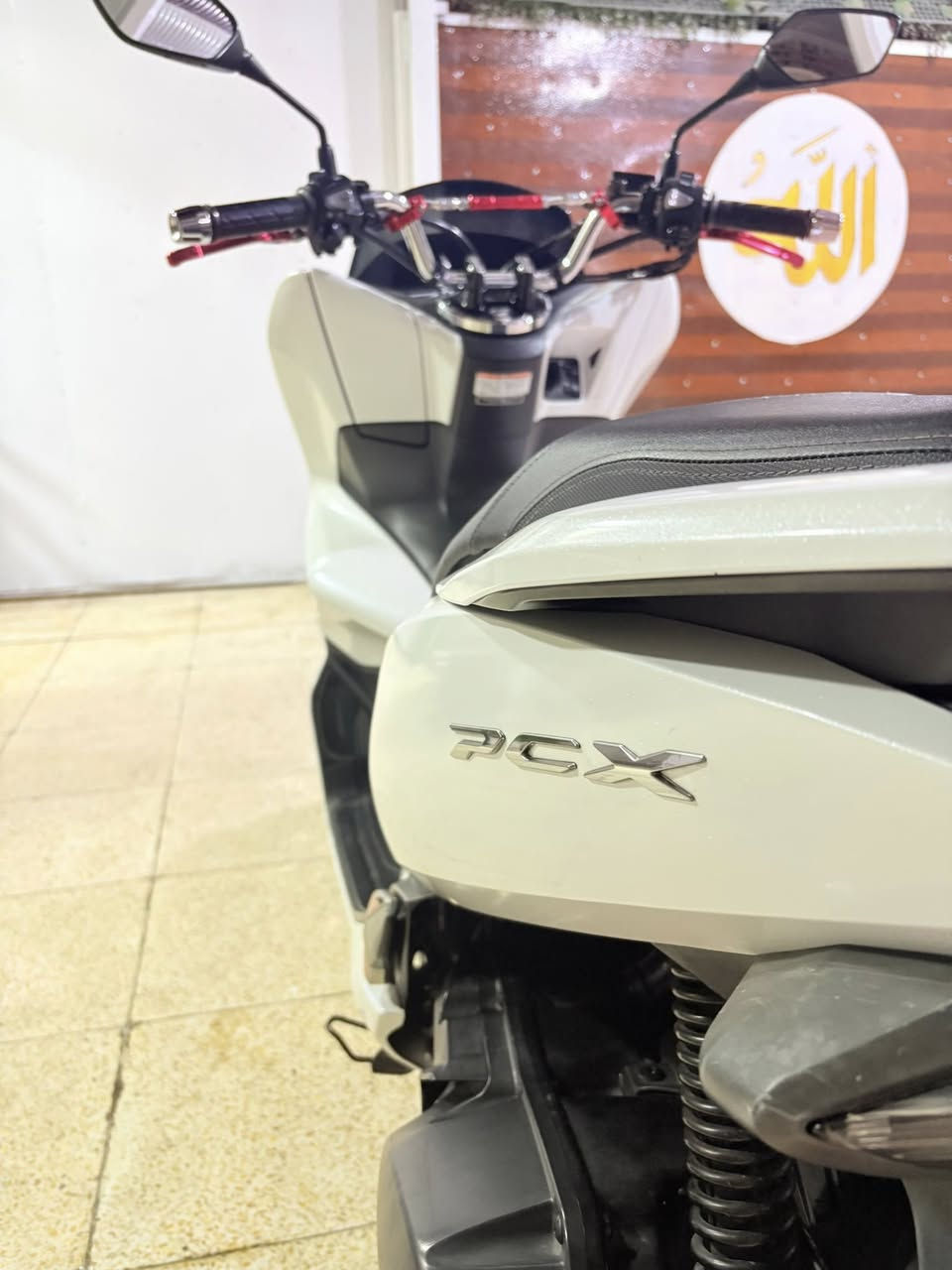 السلام عليكم pcx للبيع
الدراجه جديده بمعنى الكلمه مكفوله من الزلغ 
الدراجه تزويد من اليابان 
معى ورقه المزاد و بصمتين 
العنوان مدينه الصدر 
اللاستفسار ***********
