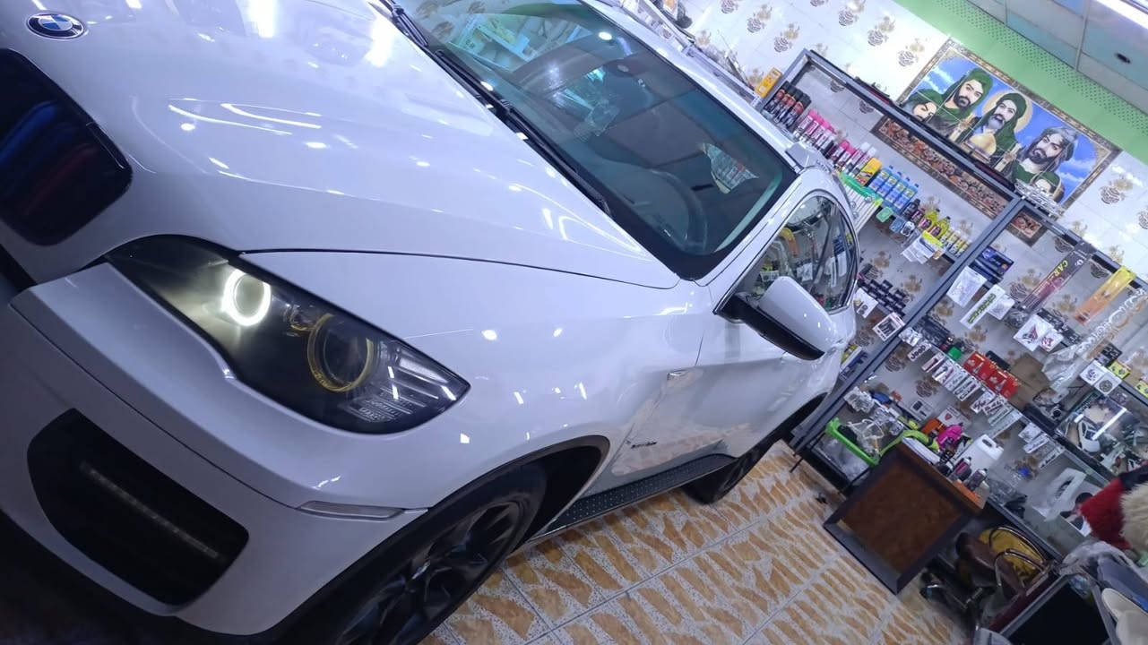 اكس6اعلى فئة محرك ثمانيه توين تيربو محرك قبل يومين شادلهه شرط فحص  ماشي ٨٠جديد عليهه ادامه كامله نوزلات تيربوات ضفاير جدد حداديه يعني سياره منفوظه نفض مبيهه الف دينار تذب عليهه... بيبان جنطه شفط ترحيب. اربع بصمات ابواب داتا شو ع جامه كشن تبريد تدفئه كامله مكمله  سيرفسس كامل تخم تاير حساس امطار  مثبت سرعه  توقف ذاتي سايد بريك بصمه  جنجر اقراص بلاضافه دي وي دي ومشغل اقراص اmp3
كشنات خلفي VIP
مرايات شفط 
رقم اربيل سنويه جديده وهزه جديده كبل تحويل ميحتاج تاخذ سياره وياك
بيع او مراوس 
سعر سياره ١٦٠
***********
ماسنجر هم متواجد 
عذرا على الاطاله
للمعلومات سياره مبيهه حادث صبغ دعاميات وبارد قليل المهم سونار وياهه وتفحص كلشي من محرك وكشر وحداديه اله تشتري موديل ٢٠٠٩
