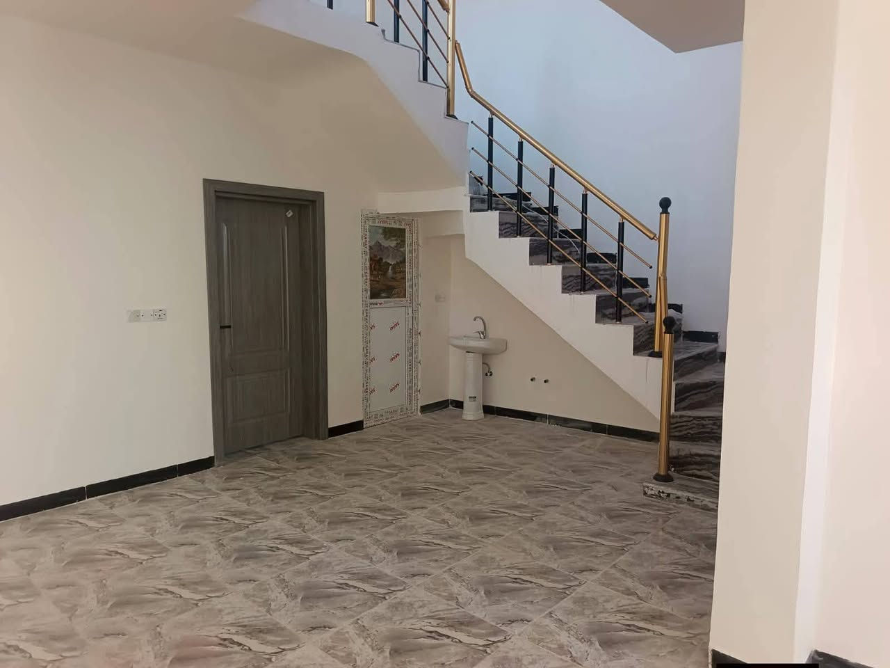 السلام عليكم بيت للبيع المساحه100متر طابو زراعي سند 25 بناء حديث وجاهز للسكن العنوان كربلاء طويريج حي المستقبل السعر اتصال 
***********
***********
