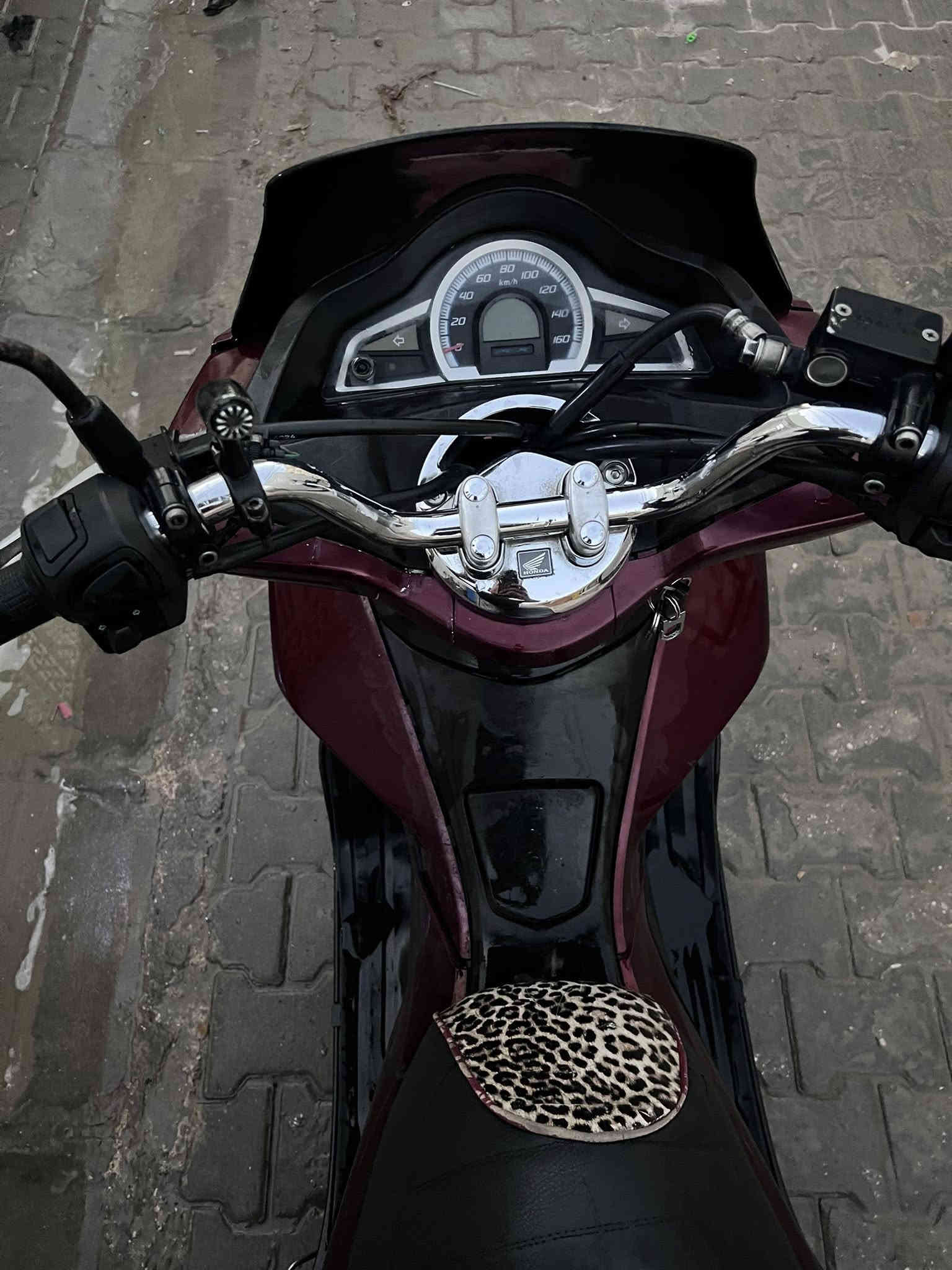 Pcx جيل الثاني 2018 
مكينه خير من الله  وكلش حلوه

اللون صدفي

الحجم 150 

حساس ازدحام

حساس اطفاء 

حساس استان جانبي 

مكينه بلاديه ما مفتوحه ولا بيها اي شي 

زوج تايرات مبدل جديد فيتنامي اصلي 

ما بيها اي شي الدراجه صافيه ومرتبه

السعر 16 ورقه 

مدينه الصدر /شارع الفلاح 

***********
