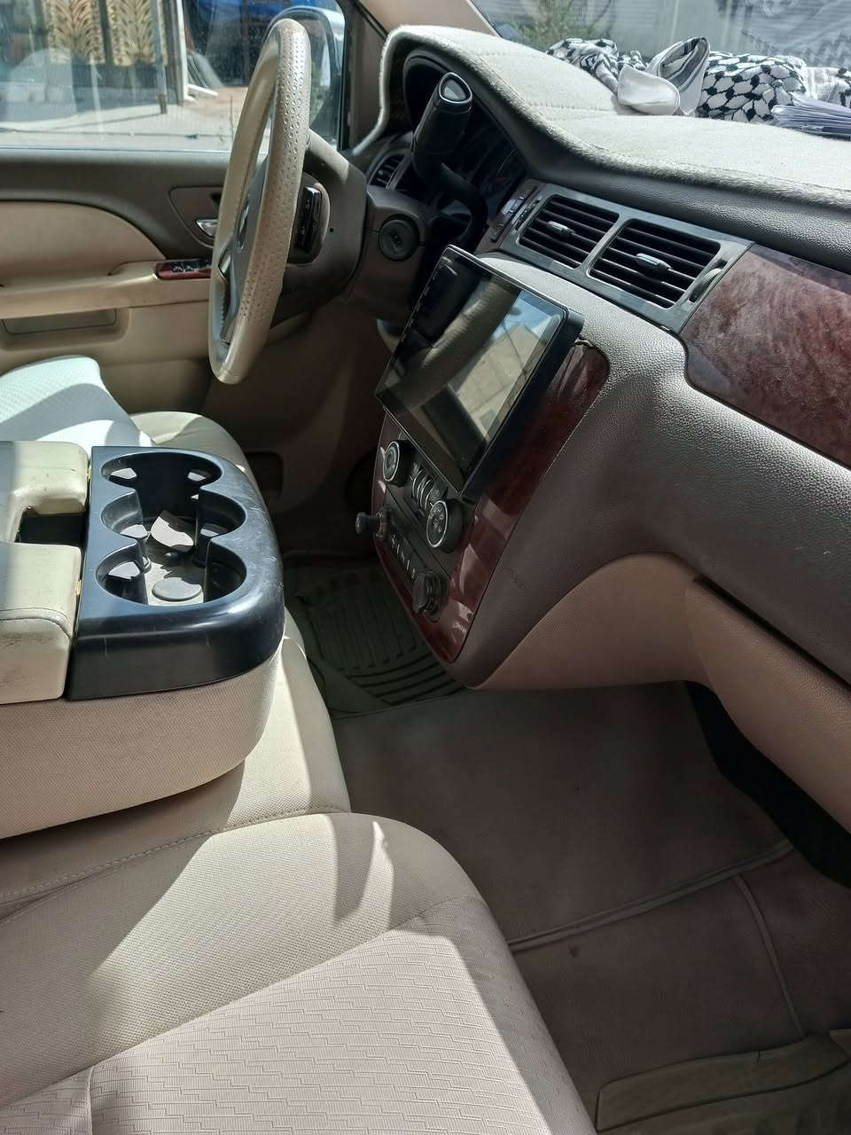 السلام عليكم  سيارة وراد خليجي للبيع موديل 2012ضبغ عام سورنا موجود ضربة خفيفة بالدوسه استفسار اتصل ع الرقم ***********
