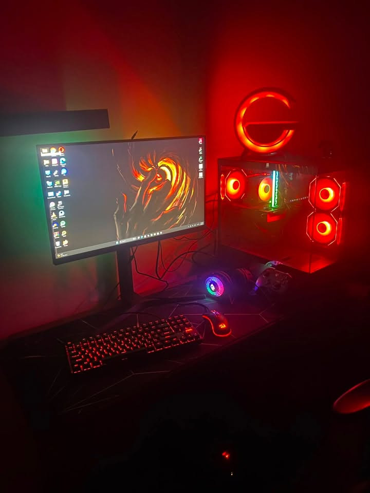 ⸻
🔥 للبيع PC Gaming Setup كامل بحالة ممتازة مع جميع الكارتونات والملحقات 🔥

المواصفات:

* 🎮 كرت شاشة: MSI GeForce RTX 5060 Ventus 2X OC

* ⚙️ المعالج: انتل كوراي الجيل الخامس 14600

* 🧠 الرام: 16GB DDR4

* 🖥️ اللوحة الأم: ASUS PRIME H610M-K D4 ARGB

* 🔋 مزود الطاقة: Thermalright TB 650W 80+ Bronze (ATX 3.0)

* ⌨️ كيبورد ميكانيكي: Stinger Hawk-Eye SK-400

* 🖱️ ماوس: Redragon Cobra M711

* 🖥️ شاشة Patriot

* 🎧 هيدسيت ريد دراكون

* 🎮 يد Xbox كيم سير

* 🖱️ ماوس باد Kunai

* 💡 كيس RGB مع مراوح وإضاءة ARGB.

:

✅ جميع الكارتونات الأصلية موجودة.

✅ جميع الملحقات موجودة.

✅ الجهاز نظيف جدًا وجاهز للاستخدام مباشرة.

✅ مناسب للألعاب الحديثة، التصميم، والمونتاج.

✅ سبب البيع: عدم الاستعمال

💰 السعر: مليون وسبعميه وثلاثين الف وبي مجال حك جيتك 

📩 للتواصل خاص.

*********** 

⸻
