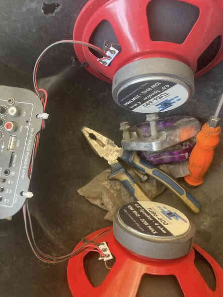 السلام عليكم  للبيع سماعات كامله تربط الواير بلباتري وشغل كبل كاملات الصوت يطرش طرش دمام يرهمن علا كل الدراجات نضيفات جدد اليريدهن واتساب

***********
