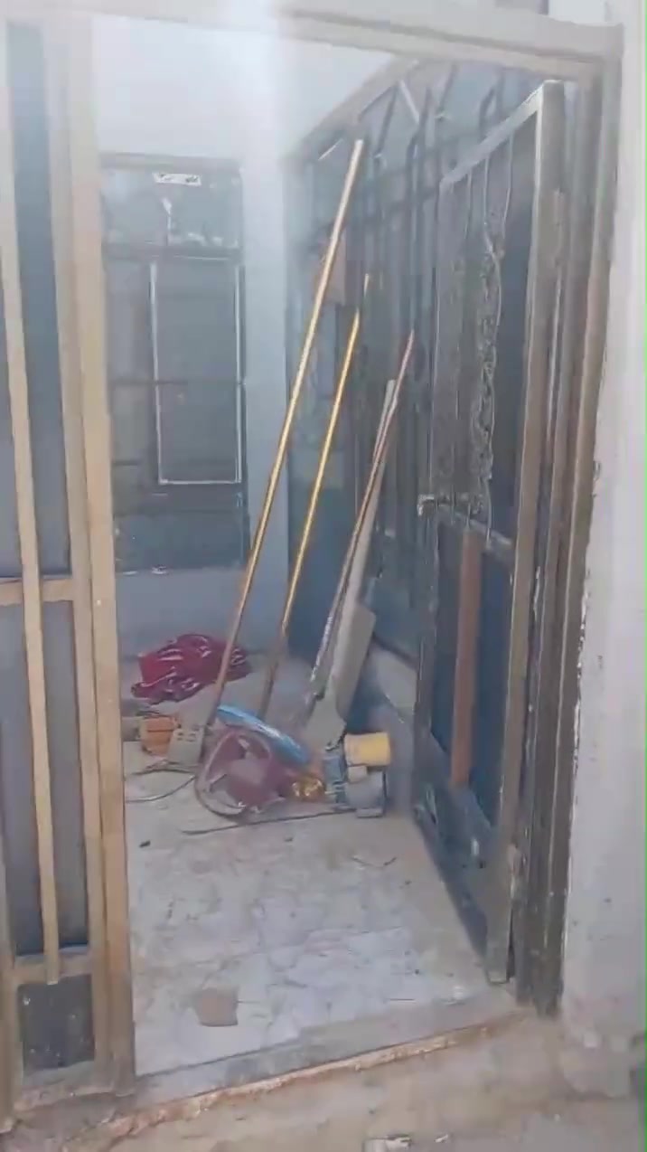 السلام عليكم بيت للبيع المساحه ١١٠م طابو زراعي يحتوي ع غرفيتن وصاله ومطبخ واستقبال وصجيات خارجيه وداخليه  
السعر ٣٥مع المجال مكان كوفه مزارع  حي ميسان يبعد عن شارع ستين ١٠٠م وعن شارع المطار ١٠٠م الاستفسار الاتصال ع رقم 
***********
