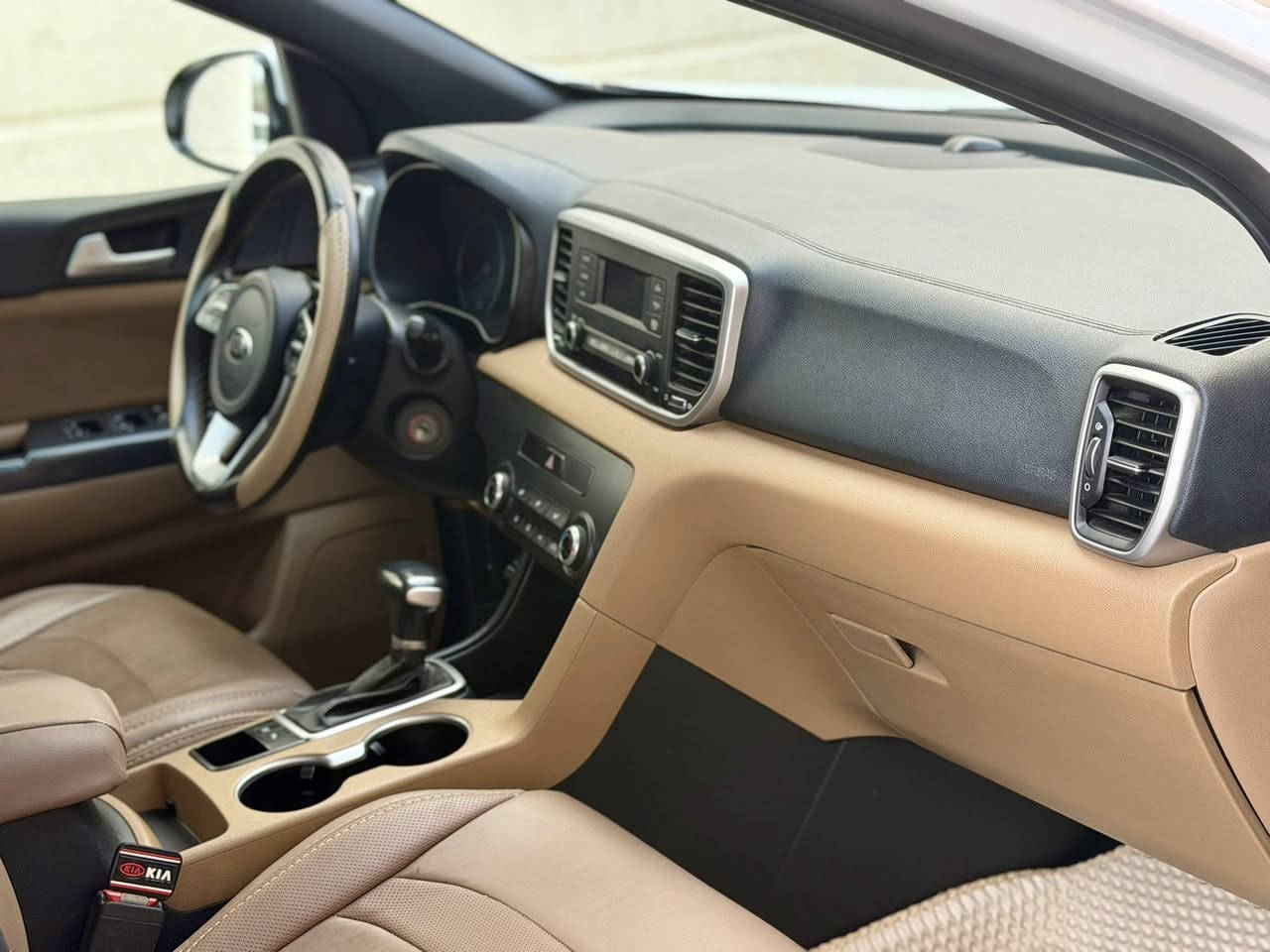 السلام عليكم كيا سبورتج
موديل 2019
 مكفوله كفاله عامه 
رقم بغداد الجديد 
 ماشيه 89 الف 
المواصفات
كامره دواره
تحكم ستيرن فول 
مثبت سرعه
حساس امامي
حساس خلفي
اشاير مري 
مري شفط
3 انظمه قياده 
السعر 194 وبيها مجال بسيط 
بغداد حي القاهره قرب جامع النداء
الرقم ***********
