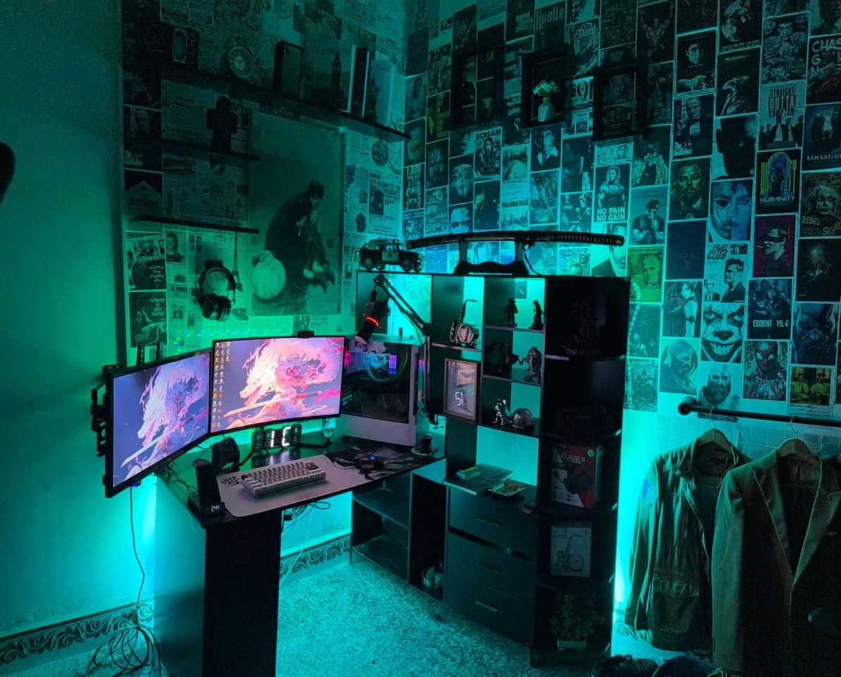 شباب سيت اب كامل من الالف للياء 

نجي للكيس :- 

CPU - RYZEN 5 5600X 

CPU COOLER - LIQUID COOLER RGB مائي

RAM - 32G (8*4) 3600MHZ FURY RGB

MB - ASROCK B550M 4 SLUT RAM

GPU - RTX 3060 TI ZOTAC GAMING 8G

HARD - SSD 1 TB 

PSU - 650W FANTECH 

CASE - GAMEDIAS RGB لون ابيض 

---------------

الملحقات :-

شاشه 1 - 165HZ 27 INCH FHD CURVED 

شاشه 2 ثانويه - 60HZ 27 INCH

ماوس لوجتك احترافي G502 

كيبورد FANTECH حجم 60% وايرلس احترافي 

ماوس باد انمي 

سماعه احترافيه HYPERX CLOUD 2 وايرلس 

مايك احترافي من REDRAGON MG300

ستاند مايك

يده احترافيه من GAMESIR NOVA وايرلس

ساعه رقميه 

صوره انمي RGB 

---------------

طبعا فول نظافه و كراتين قطع موجوده 

السعر مليون و نص كامل السيت اب 

مكاني بصره - الجمهوريه ما عندي توصيل 

رقمي ***********
