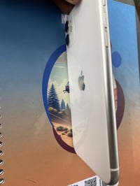 ايفون ١١ عادي ذاكره ١٢٨  بطاريه ١٠٠ الاصليه  مكاني بغداد لحسينيه  ٠٧٧٣...