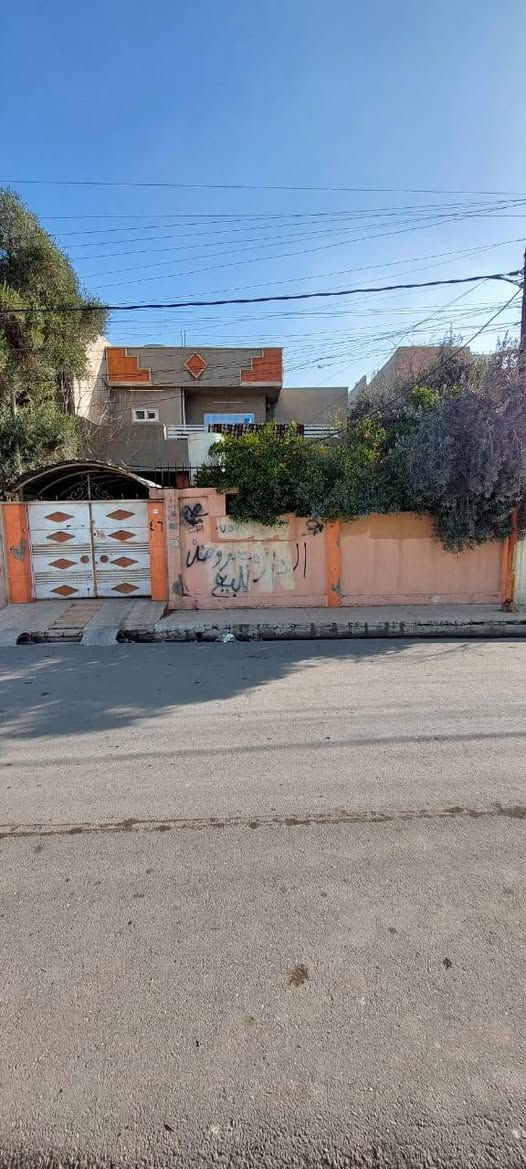 #عروض مكتب الواحة للعقار
#للبيع_ حي المغرب_المطاحن 
*دار غربي طابق ونصف ٢٠٠ متر 
*الطابق الاول: غرفتين +هول +الاستقبال+مطبخ+صحيات+كراج يسع سيارتين
*الطابق الثاني: غرفتين+هول+صحيات+بلكونة
*موقع جيد، شارع عريض، مقابل جامع تبارك الرحمن 
للتواصل: 
مكتب الواحة للعقار /حي المطاحن قرب روضة الغصون 
***********
***********
