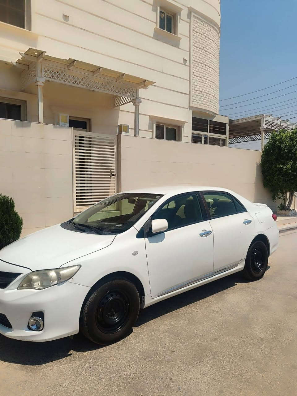 Toyota corolla
موديل:2014
شركه ساز ياباني اصلي
 باب السائق الخلفي مصبوخ
المحرك 1.8
العنوان/ اربیل

رقم تليفون
***********
واتساب موجود
