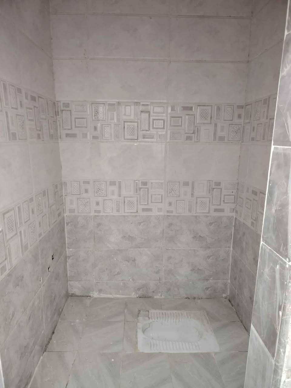 سلام عليكم بيت البيع مساحه 120 متر يتكون من غرفه نوم وستقبال وصاله ومطبخ حمامات داخليه وخارجيه بيت صب كونكريت البيت جديد ما مسكون العنوان طريق كربلاء نجف عامود 134 السعر 35 وبي مجال رقم الهاتف***********
