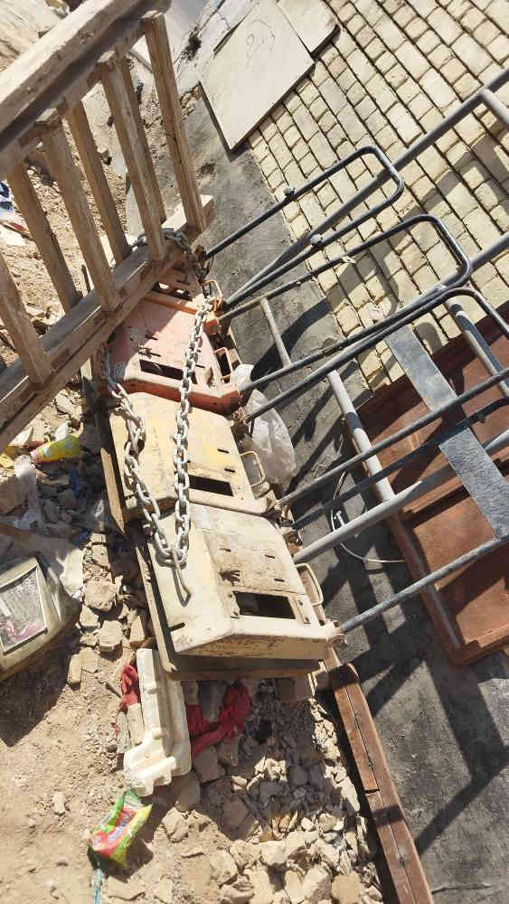 ‎السلام عليكم حادلات عدد٤ درج كهربا اسلايت ٣متر مامستخدم  غربيل عدد٤ زاويه عدد٤   ***********‎ عمارة
