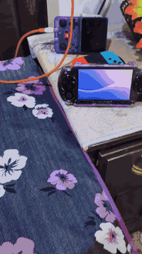 سلام عليكpsp موديل 2000  مهكر رام ٨كيكا كفر شفاف مع شاحن  السعر ب١٠٠مع توصيل بية مجال قليل  العنوان البصرة ***********
