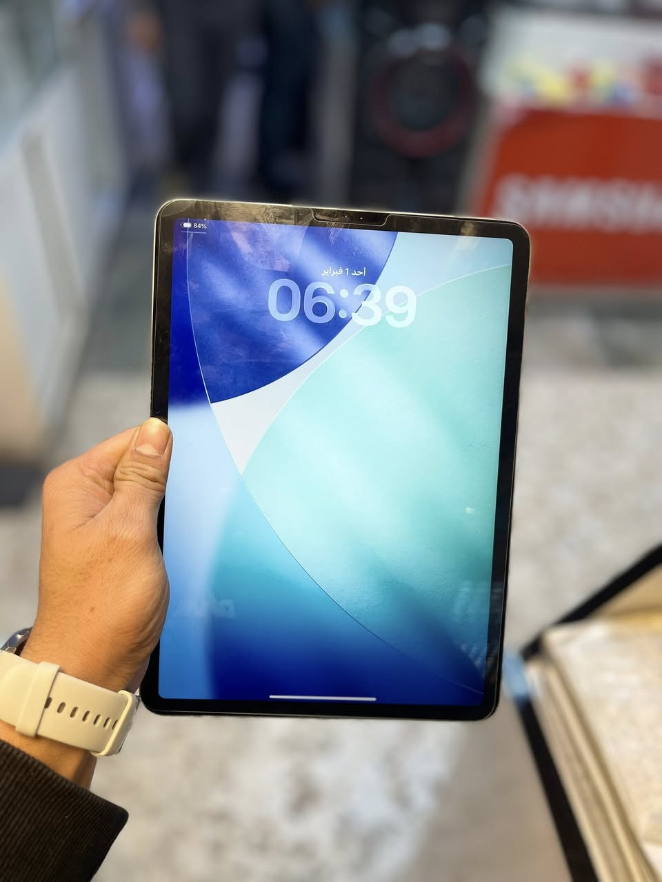 ايباد برو ذاكره 128 ام تو
وبطاريه 87 مامفتوح نضافه 100‎%‎ كل ملحقاته كاملات كارتون وشاحنه سعر 750 الف وبي مجال شي قليل 
مكاني كربلاء حي العامل سوق الاخير 
***********
