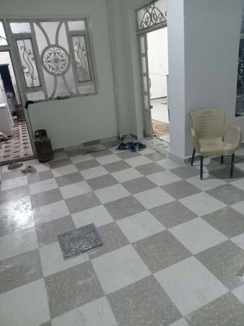 السلام عليكم بيت للبيع بالديوانية بالشافعية قرب الطوارئ الجديدة وقرب دائرة الكهرباء الجديدة كهرباء وماء وتبليط المساحة 150م طابقين كدامه ساحة للإستفسار ***********
